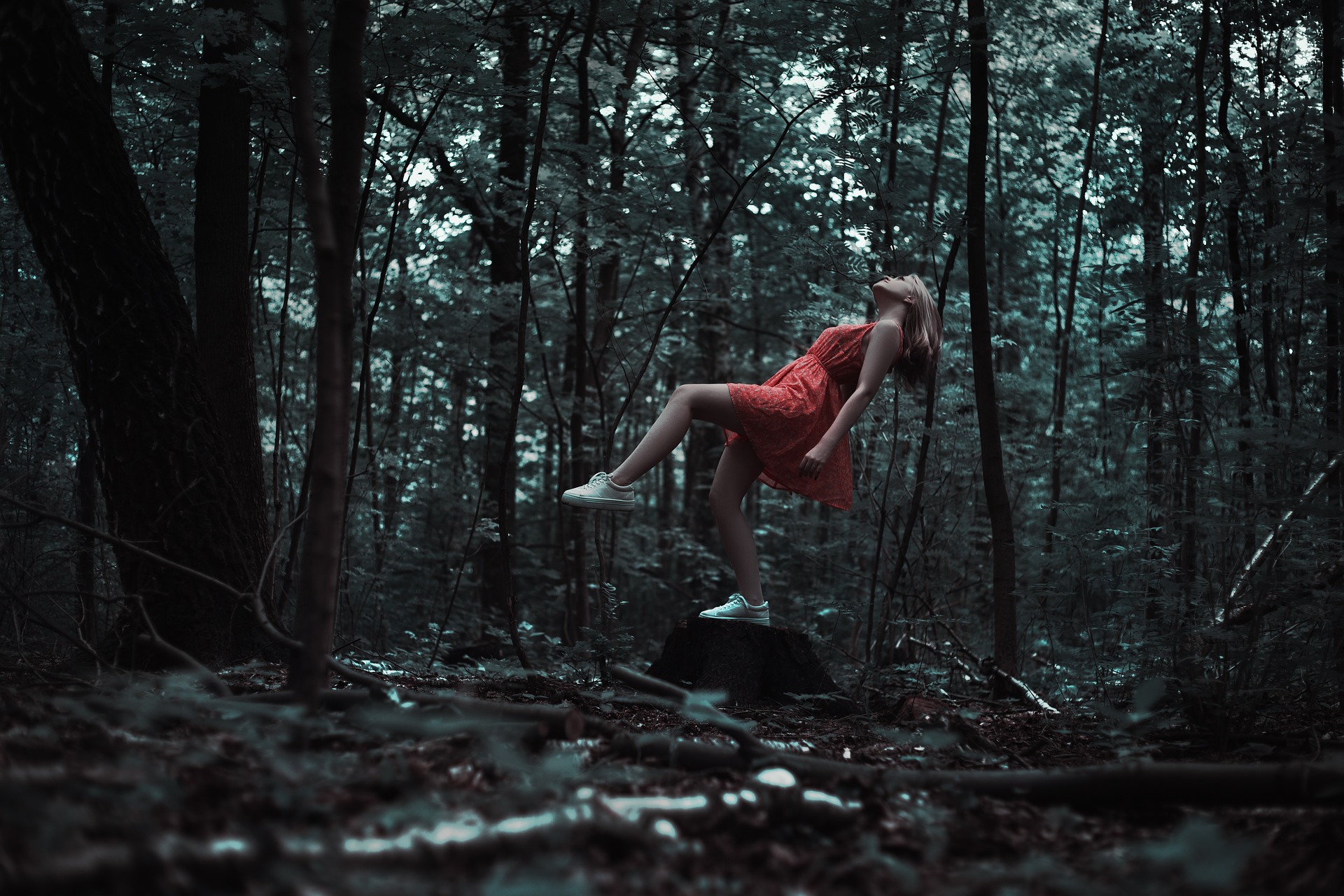 Девушка в кружевном белье разделась в лесу