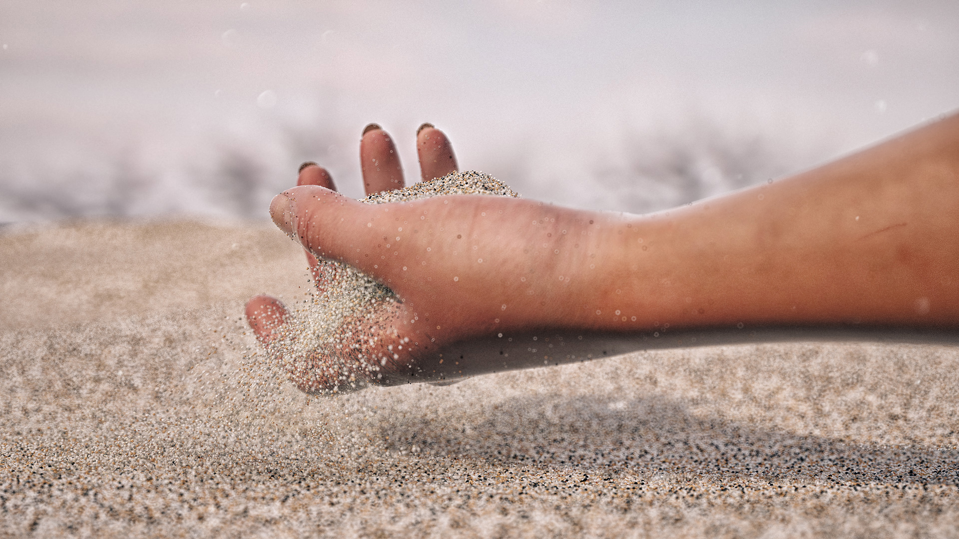Мокрая девушка на пляже развалилась на песке