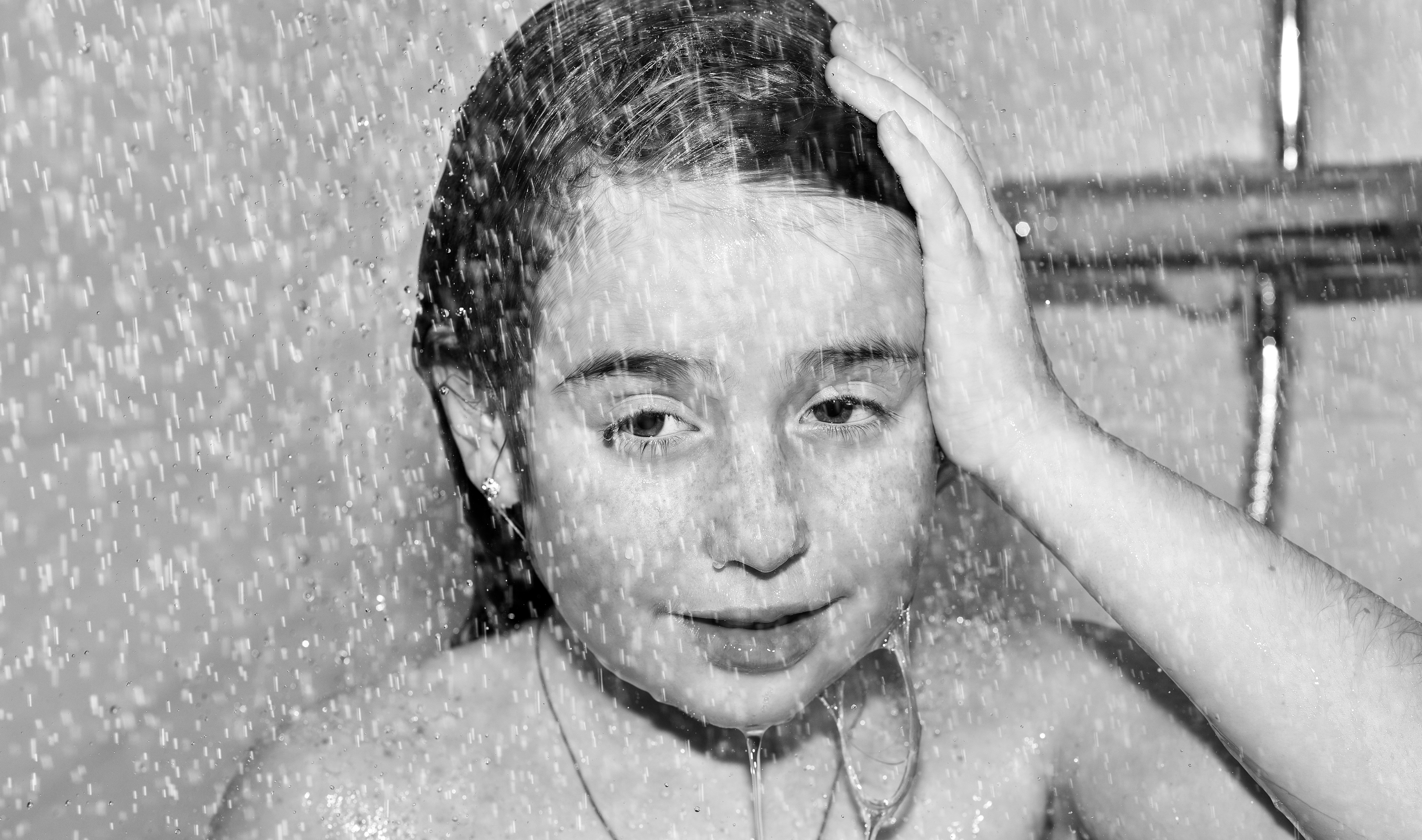 Влажная девочка голышом в душе