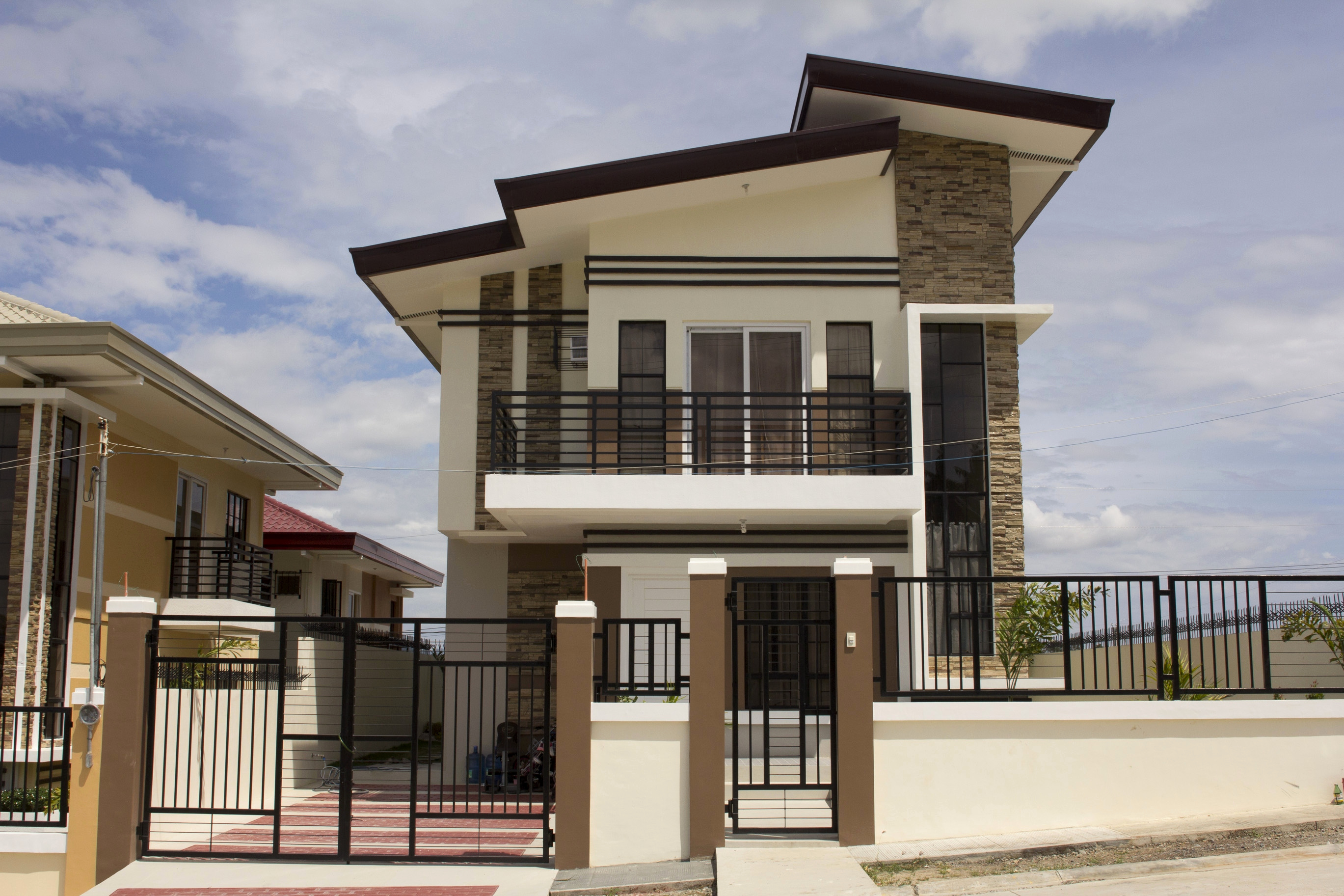 Two Storey House In The Philippines – Modern House
