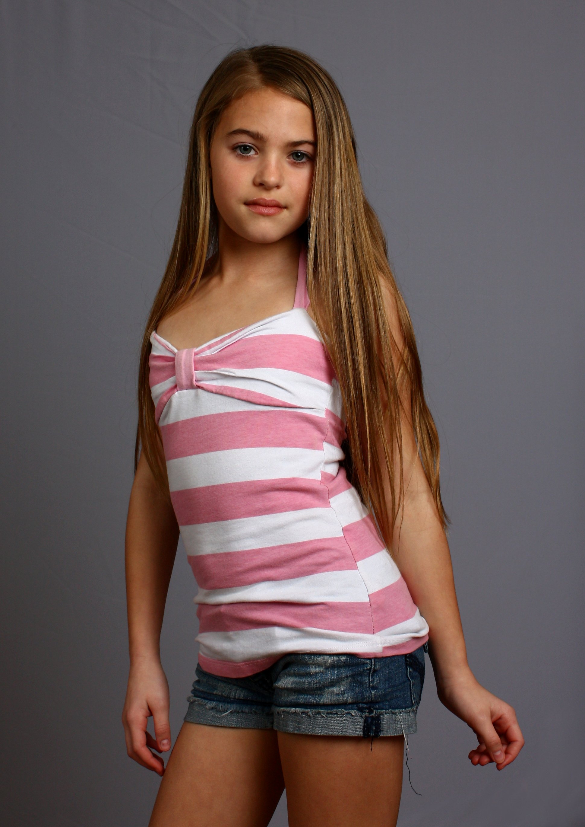 A beautiful young girl posing on gray, Beautiful, Children, Cute, Female, HQ Photo