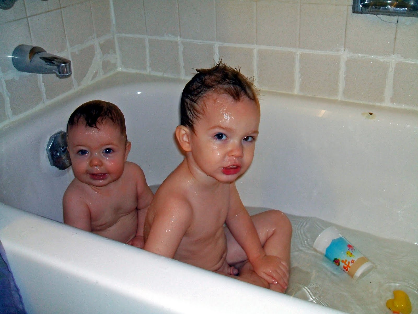 Голенькие малыши в ванне