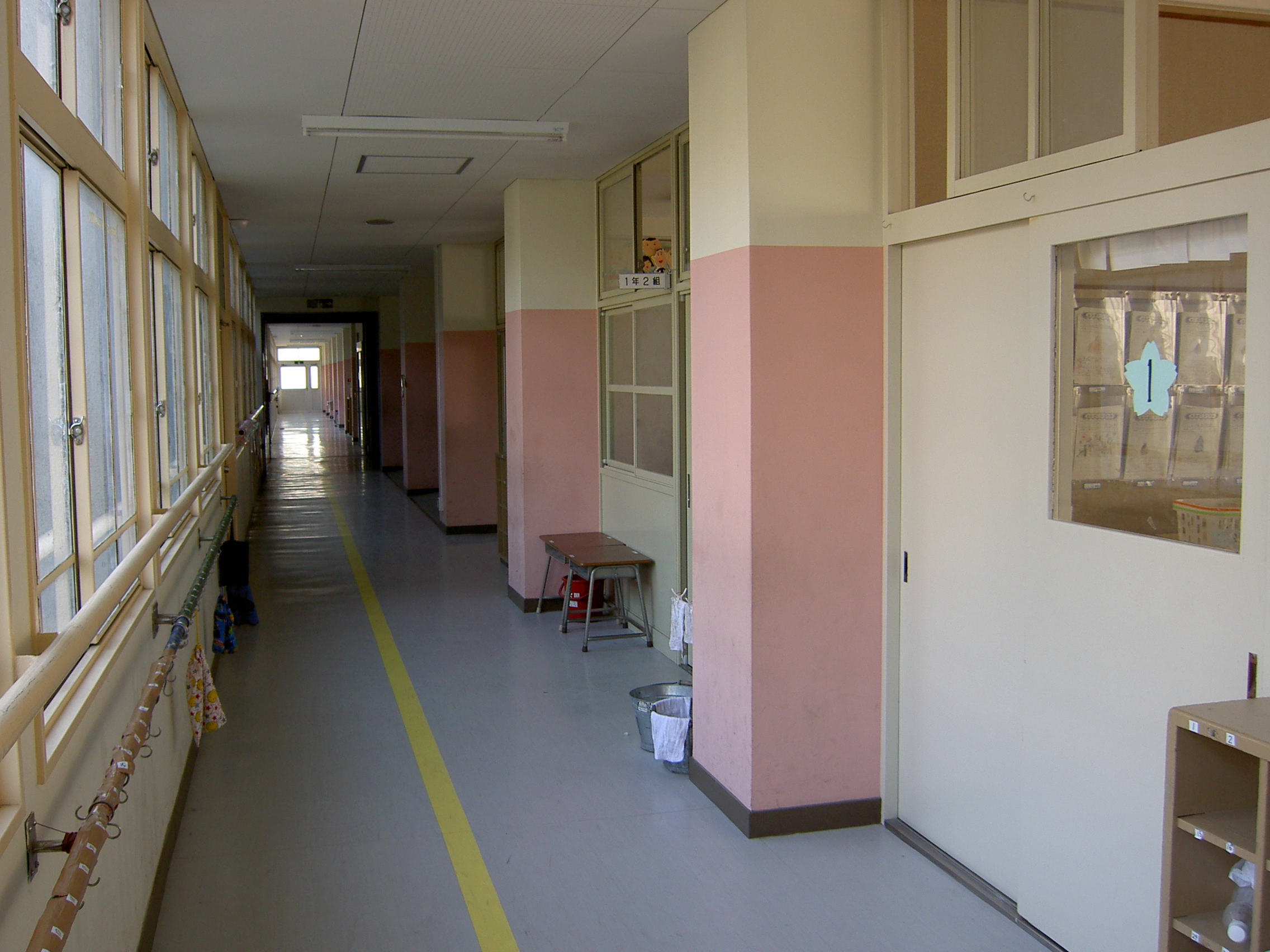 File:Hirakata city Koyo Elementary School A corridor in front of a ...