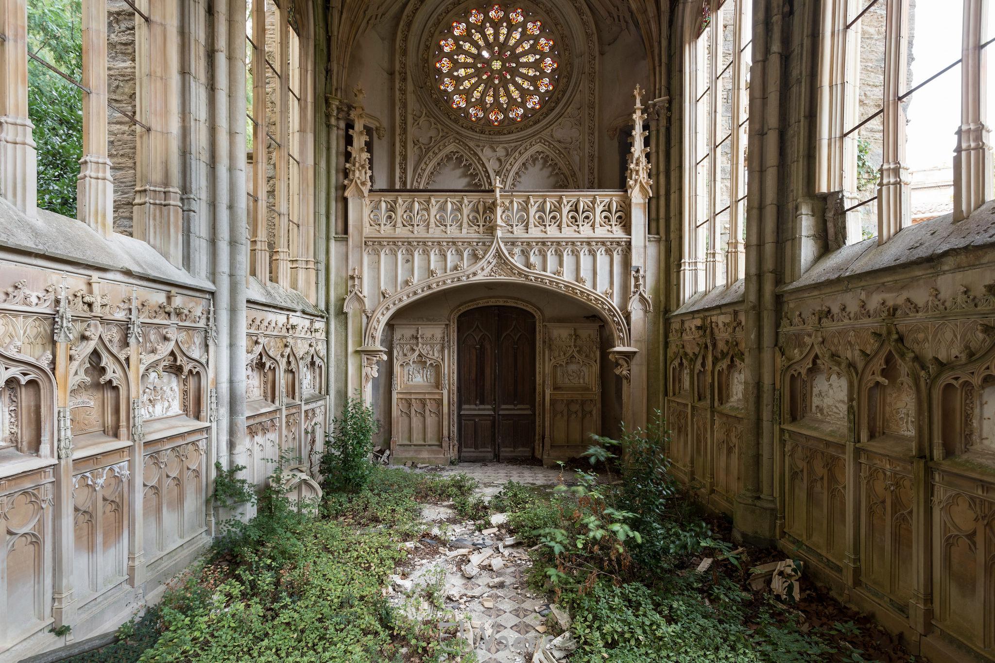 Inside an abandoned church in France : pics