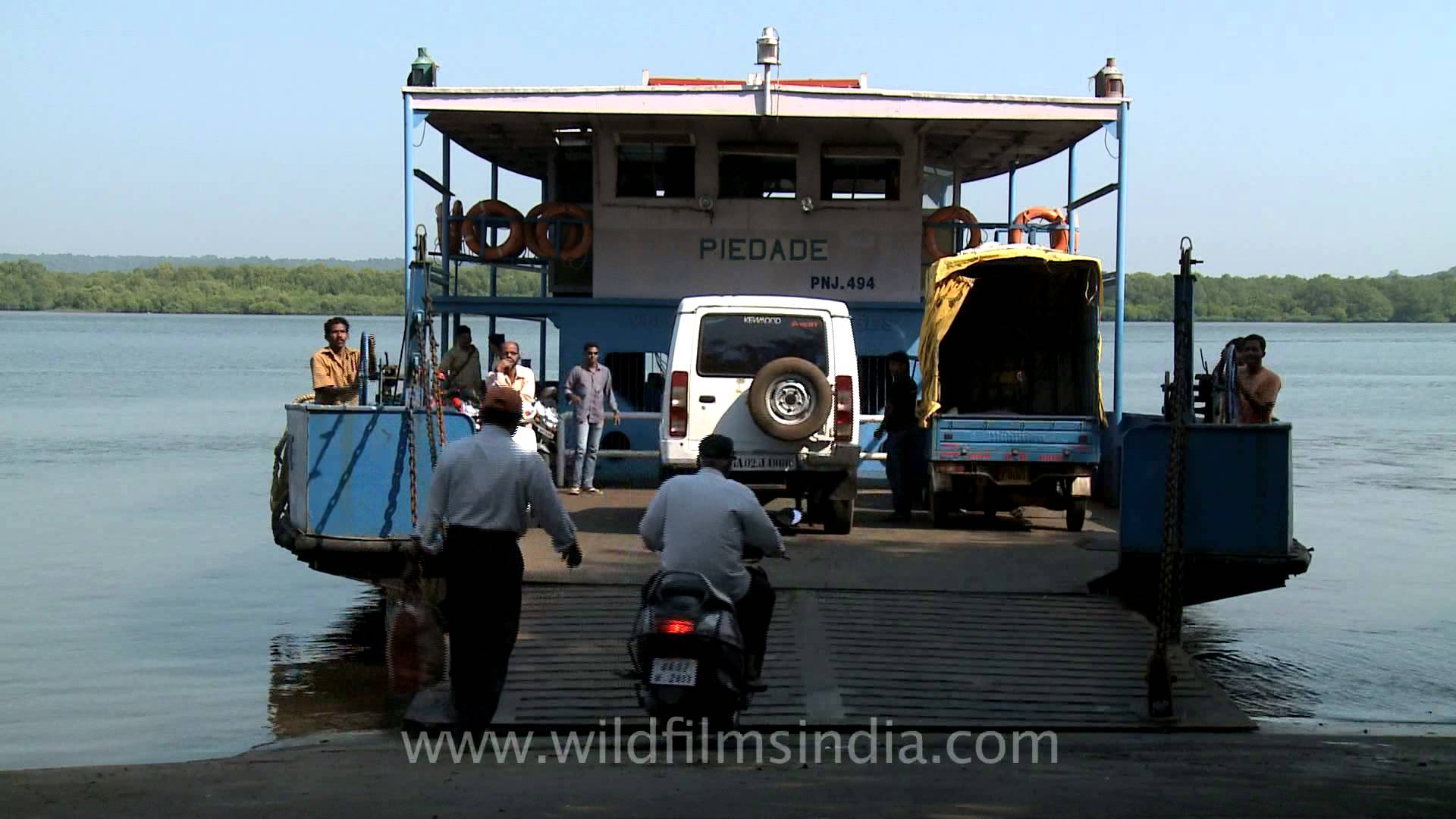 Loading vehicles to a ferry boat in Goa - YouTube