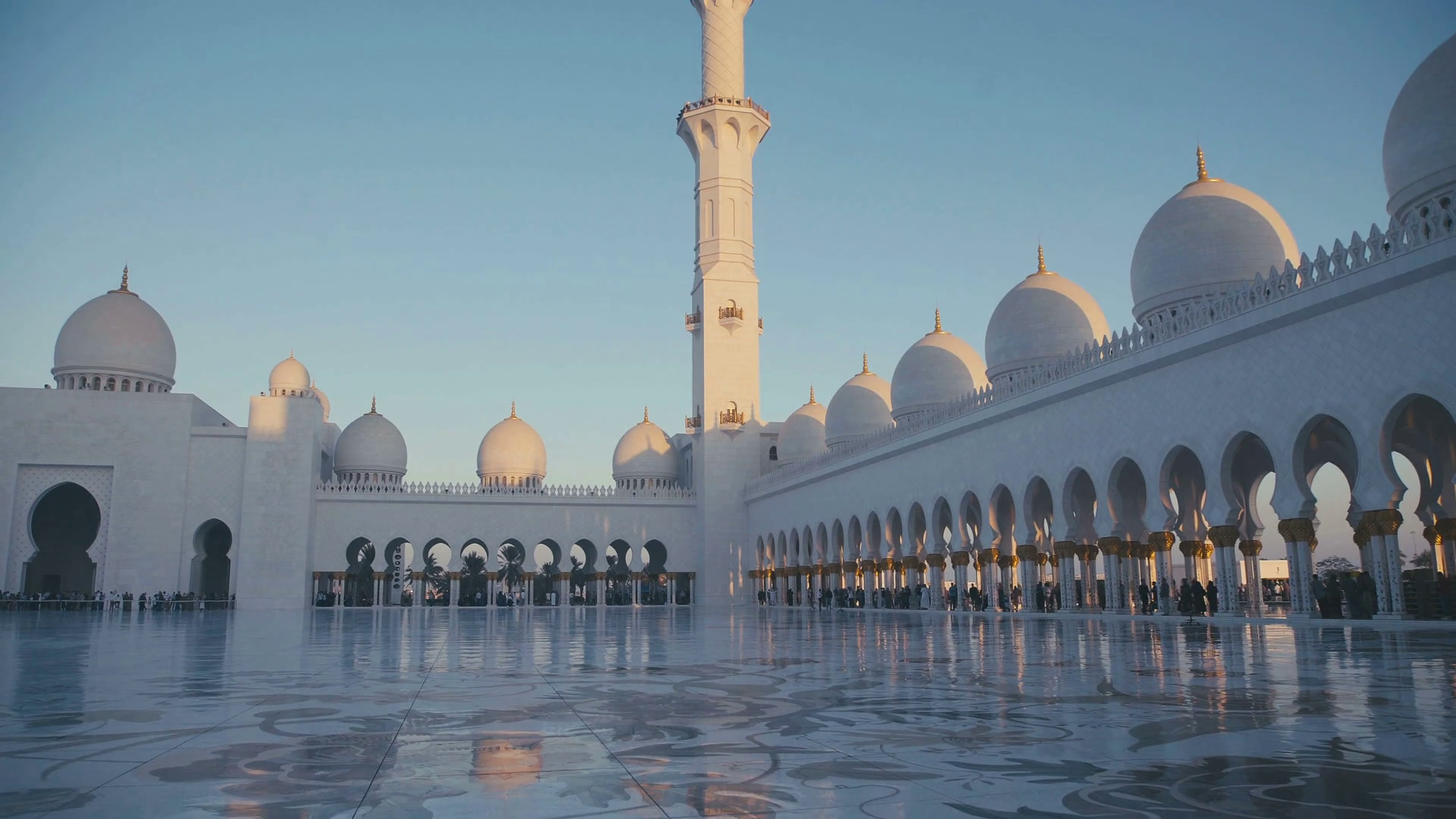 UAE, 2017: Mosque in Abu Dhabi. The minaret of the main prayer hall ...