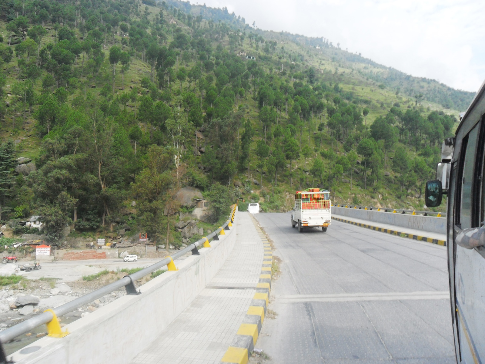 A road in manali photo