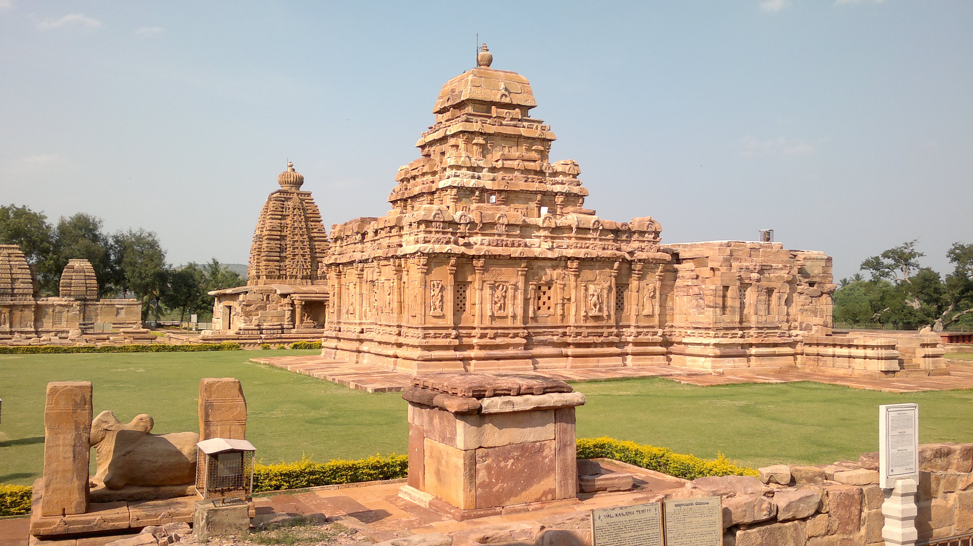 File:A-temple-at-pattadakal-badami.jpg - Wikimedia Commons