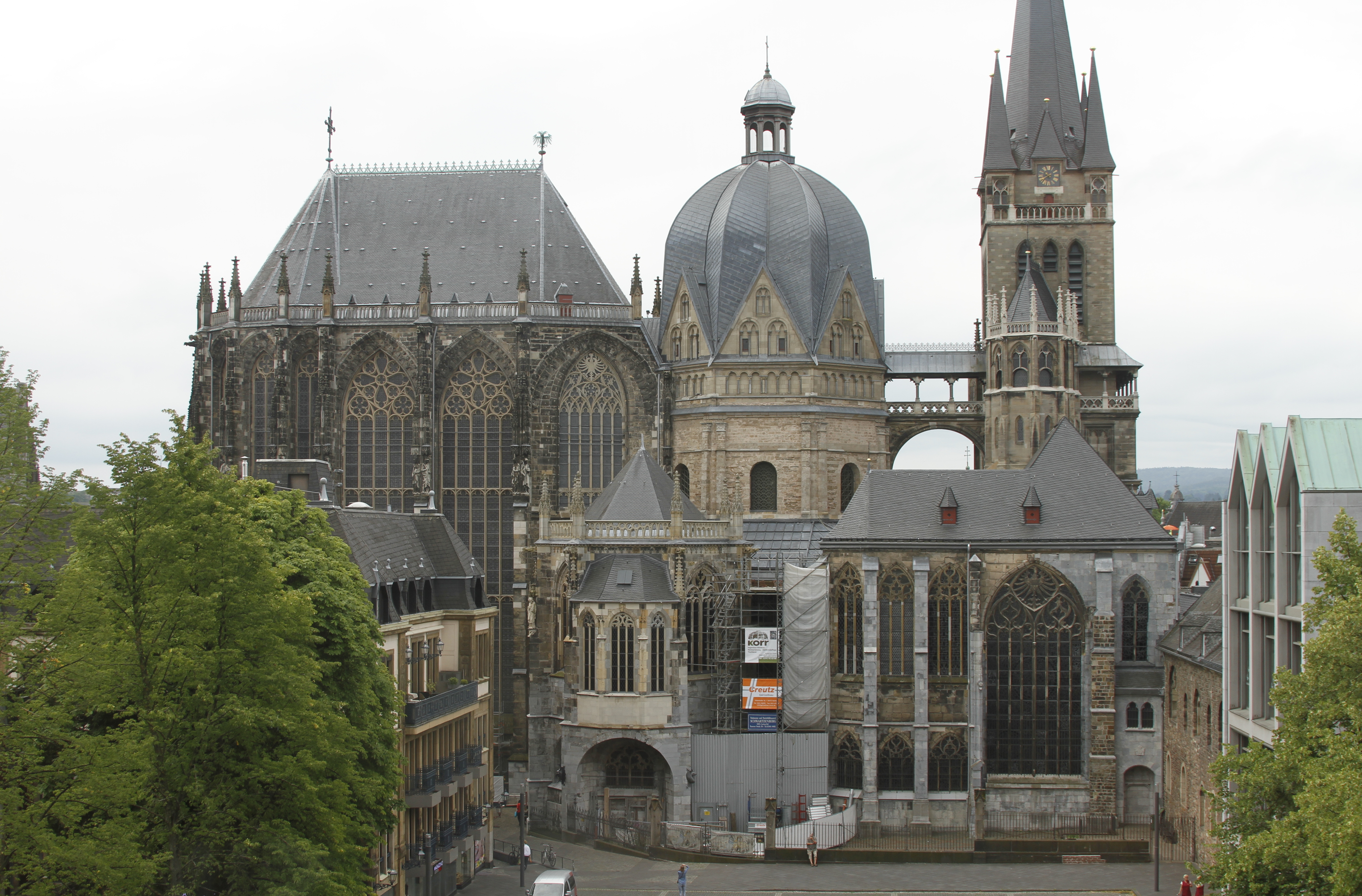 File:Aachen Cathedral seen from the Rathaus - Aachen - Germany 2017 ...