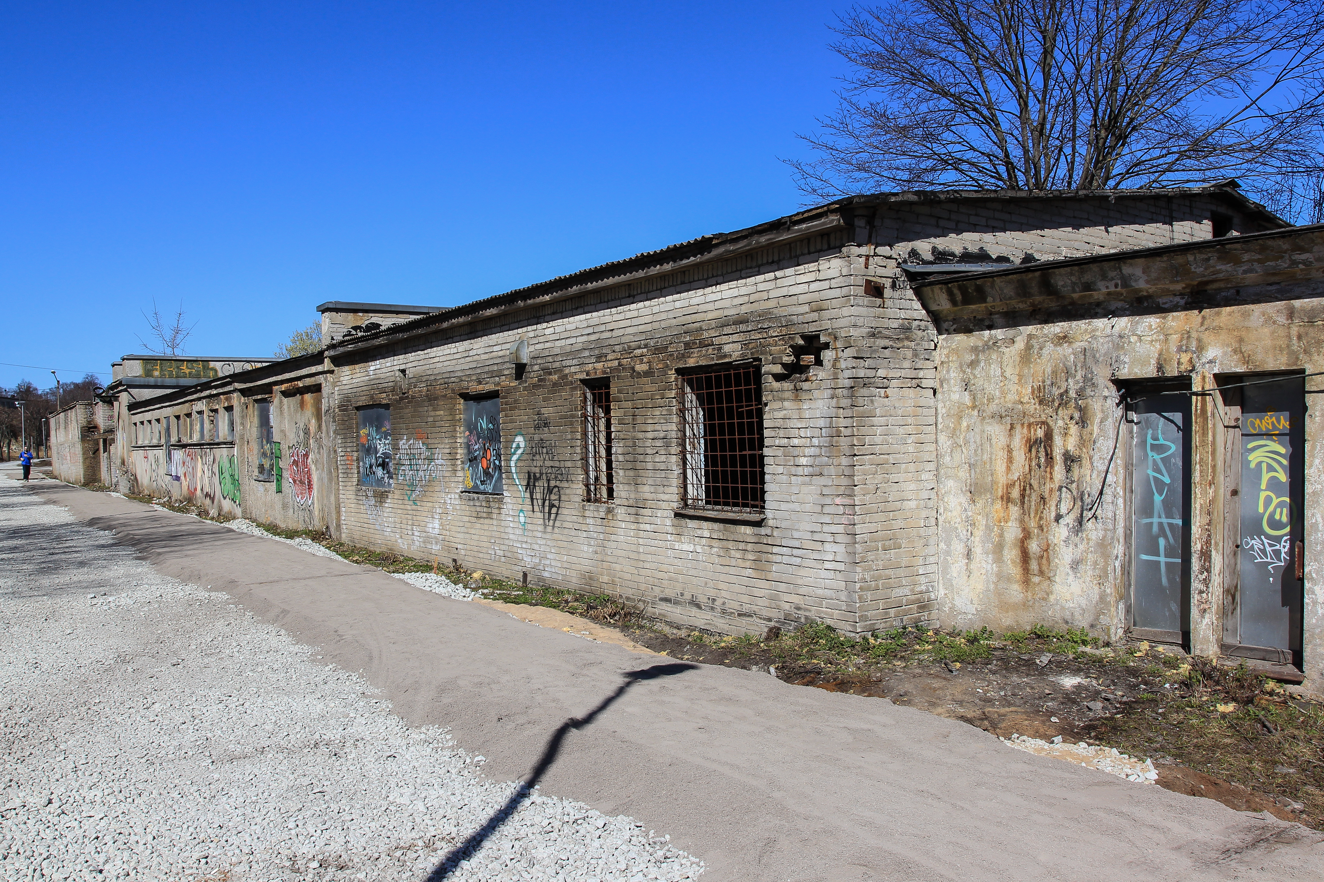 File:Abandoned building Tallinn gas plant area.jpg - Wikimedia Commons