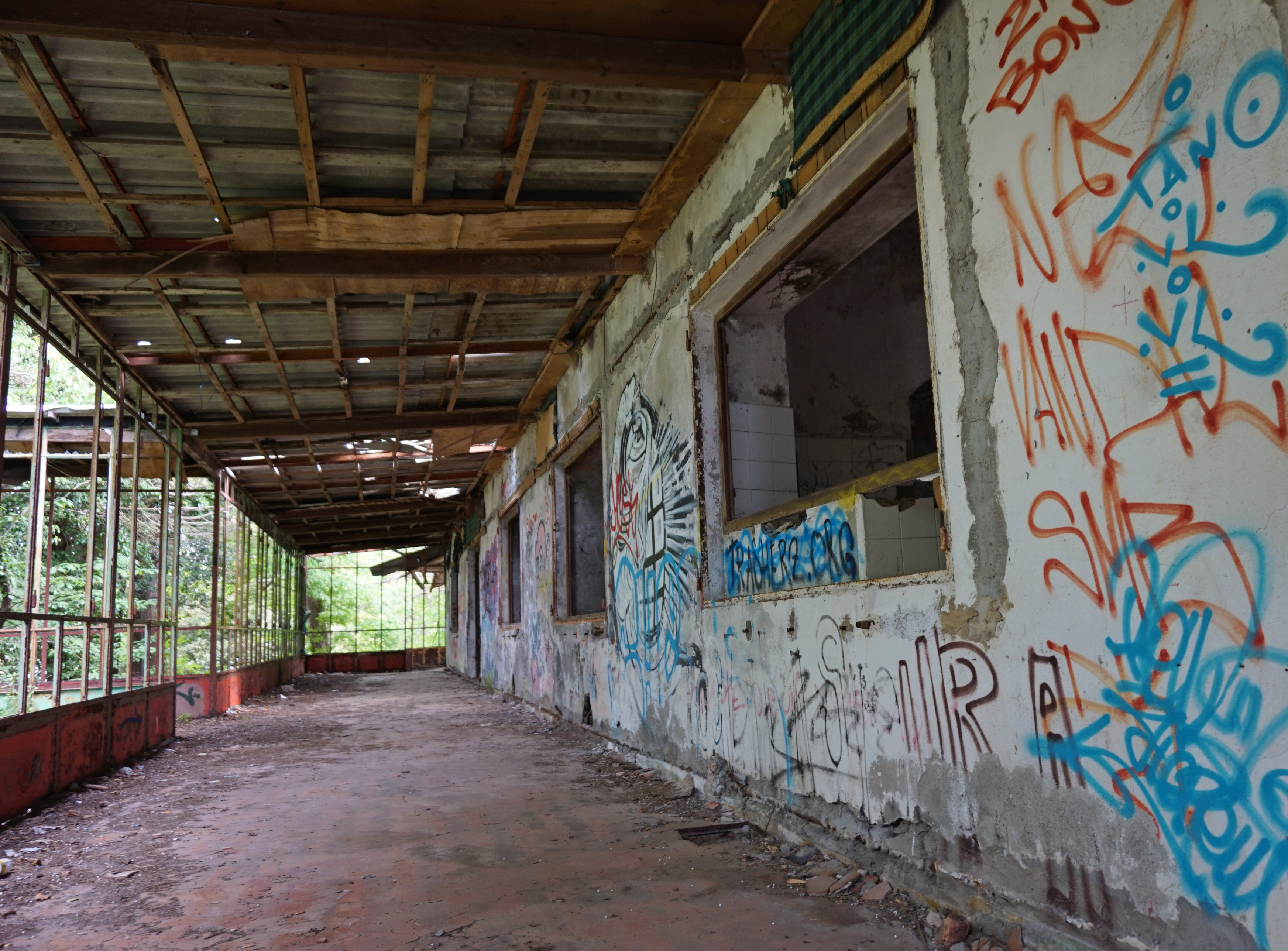File:Abandoned building interior in Italy.jpg - Wikimedia Commons