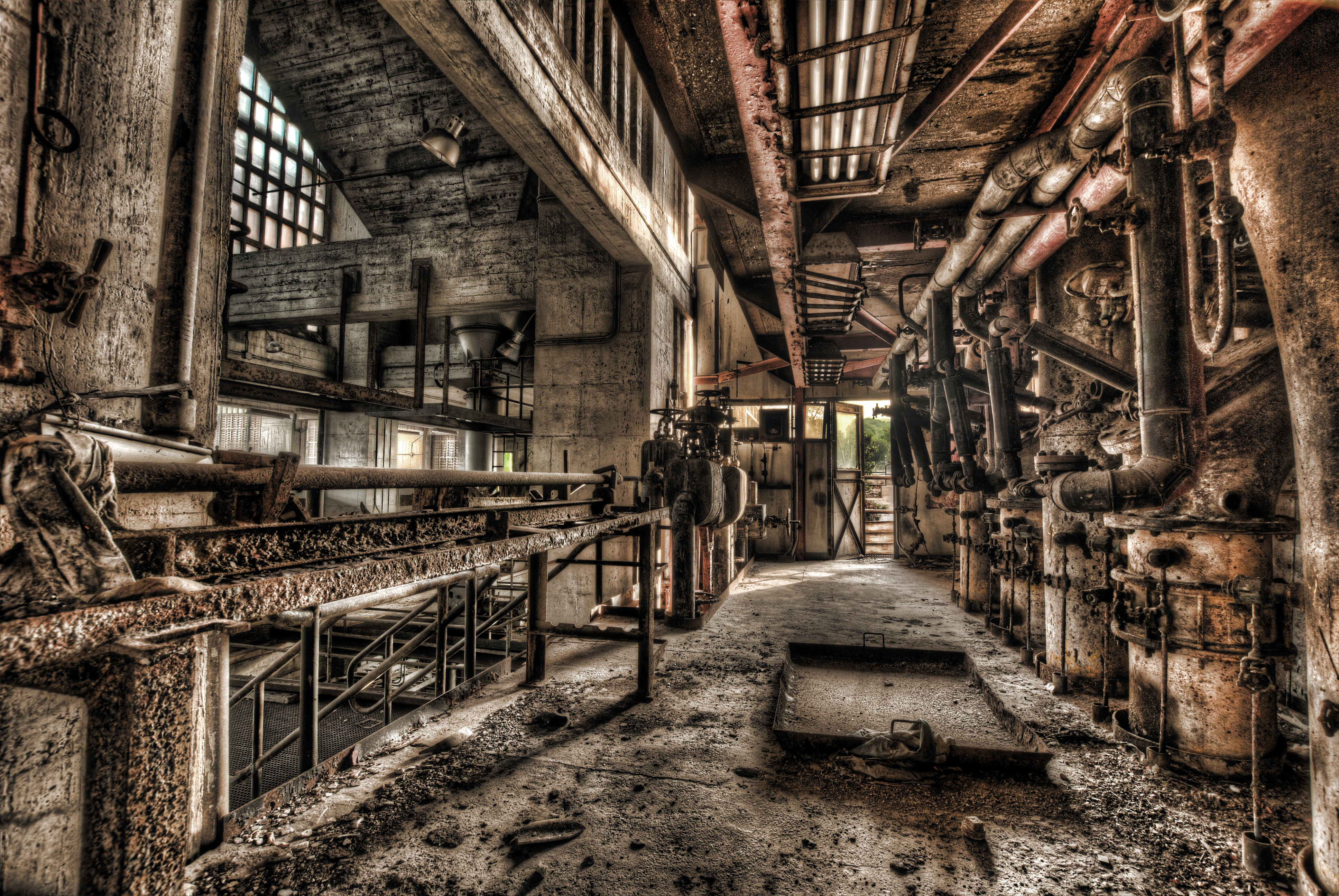 Abandoned factory | HDR creme