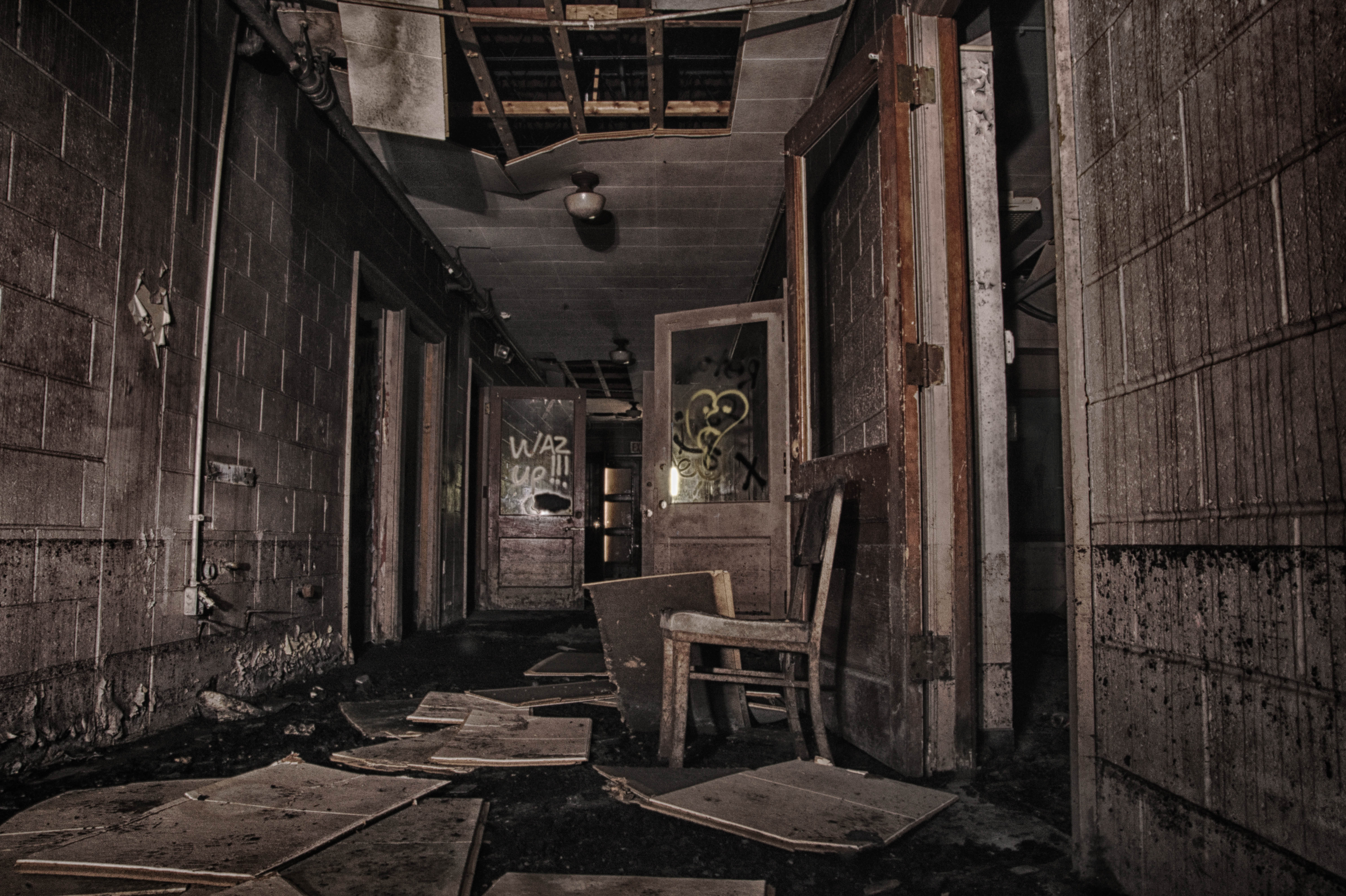 Hallway in abandoned school Independence MO [5994x3990][OC ...