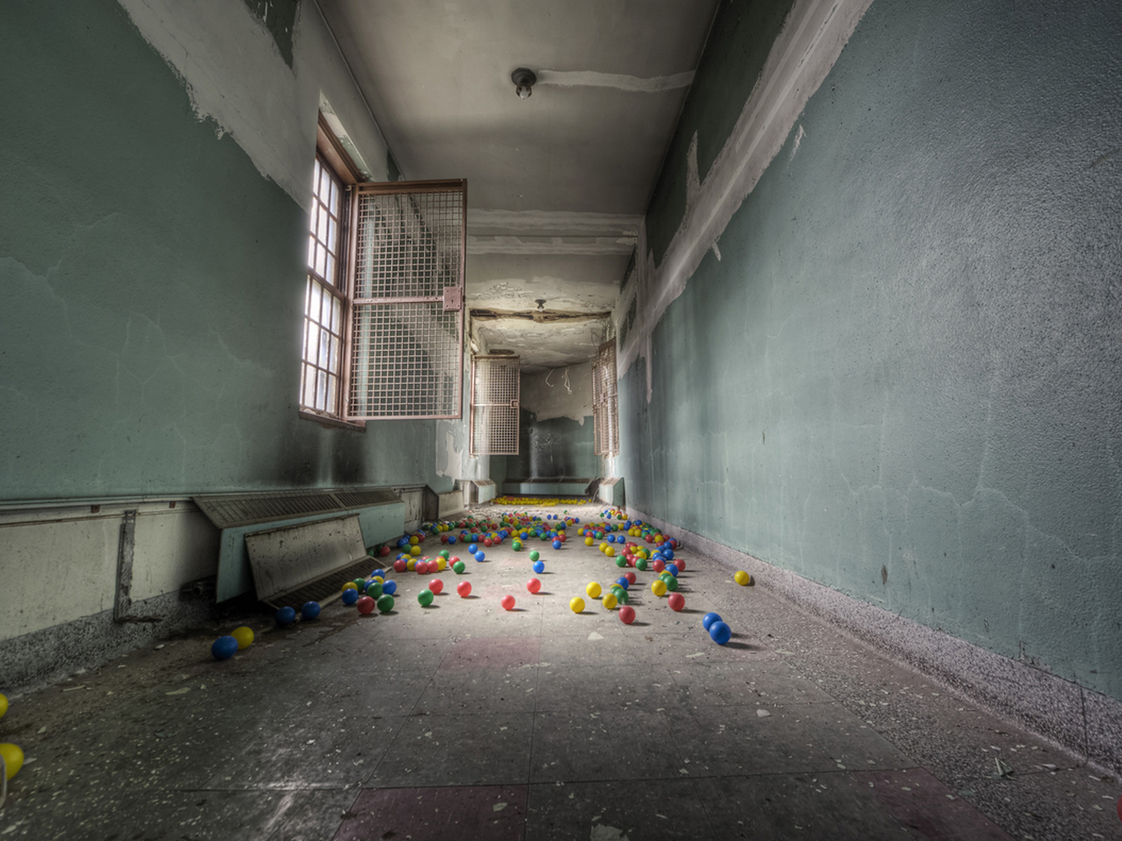 Balls in an abandoned hallway [1600x1200] : wallpapers