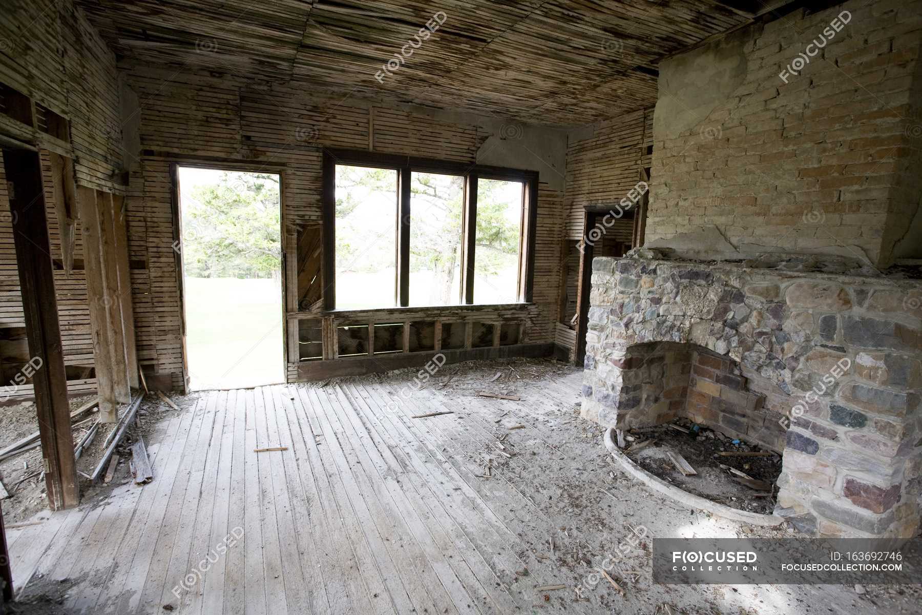 Abandoned House with empty room — Stock Photo | #163692746