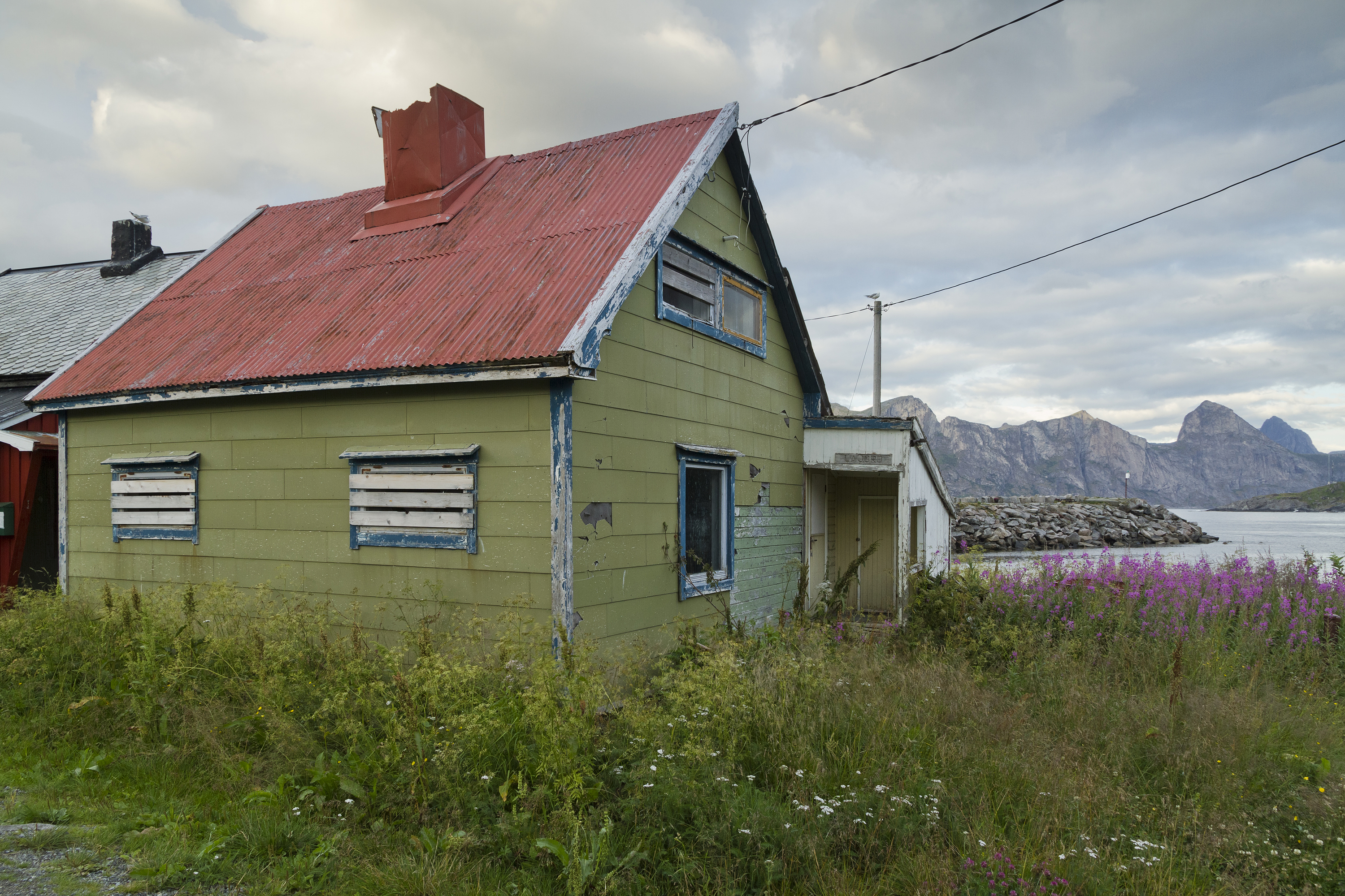 File:An abandoned house in Mefjordvær, Senja, Troms, Norway, 2014 ...