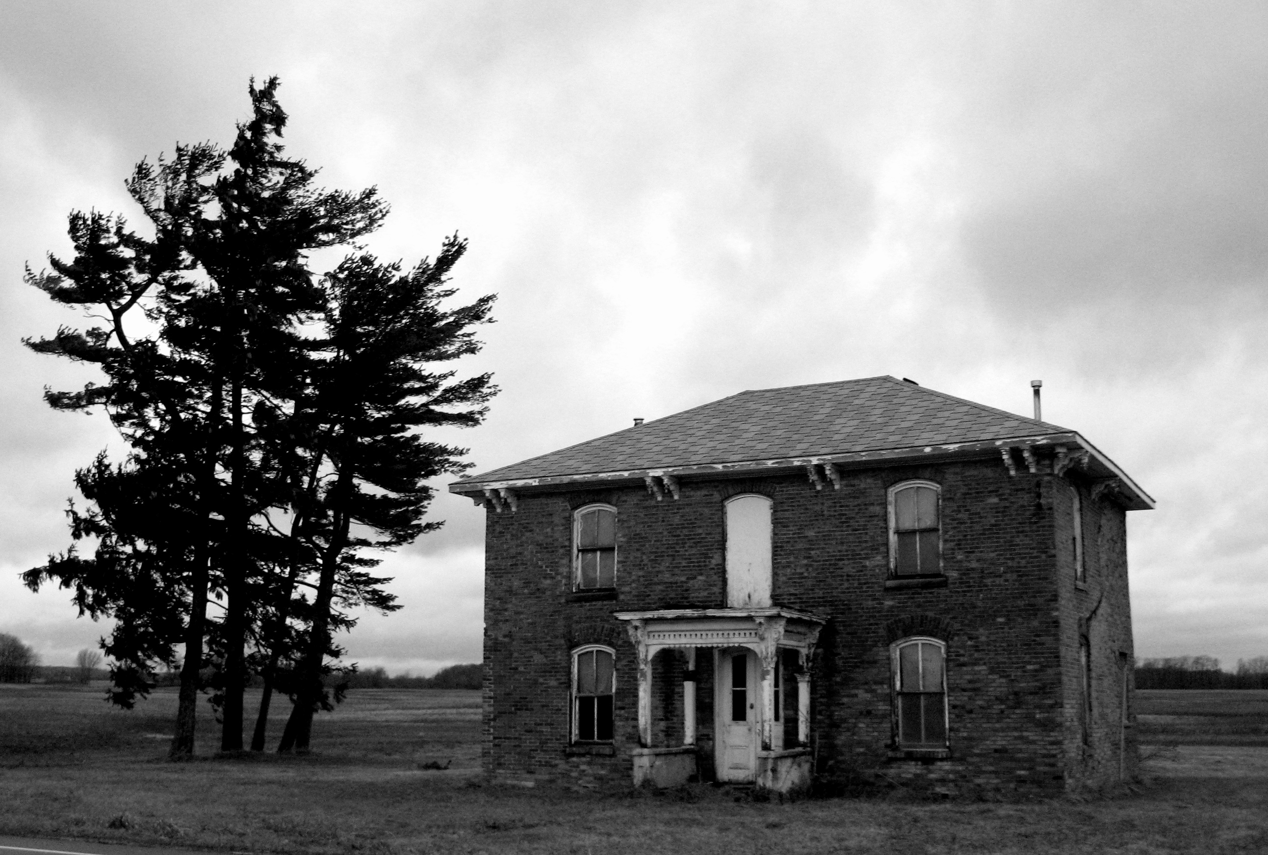 Abandoned house photo