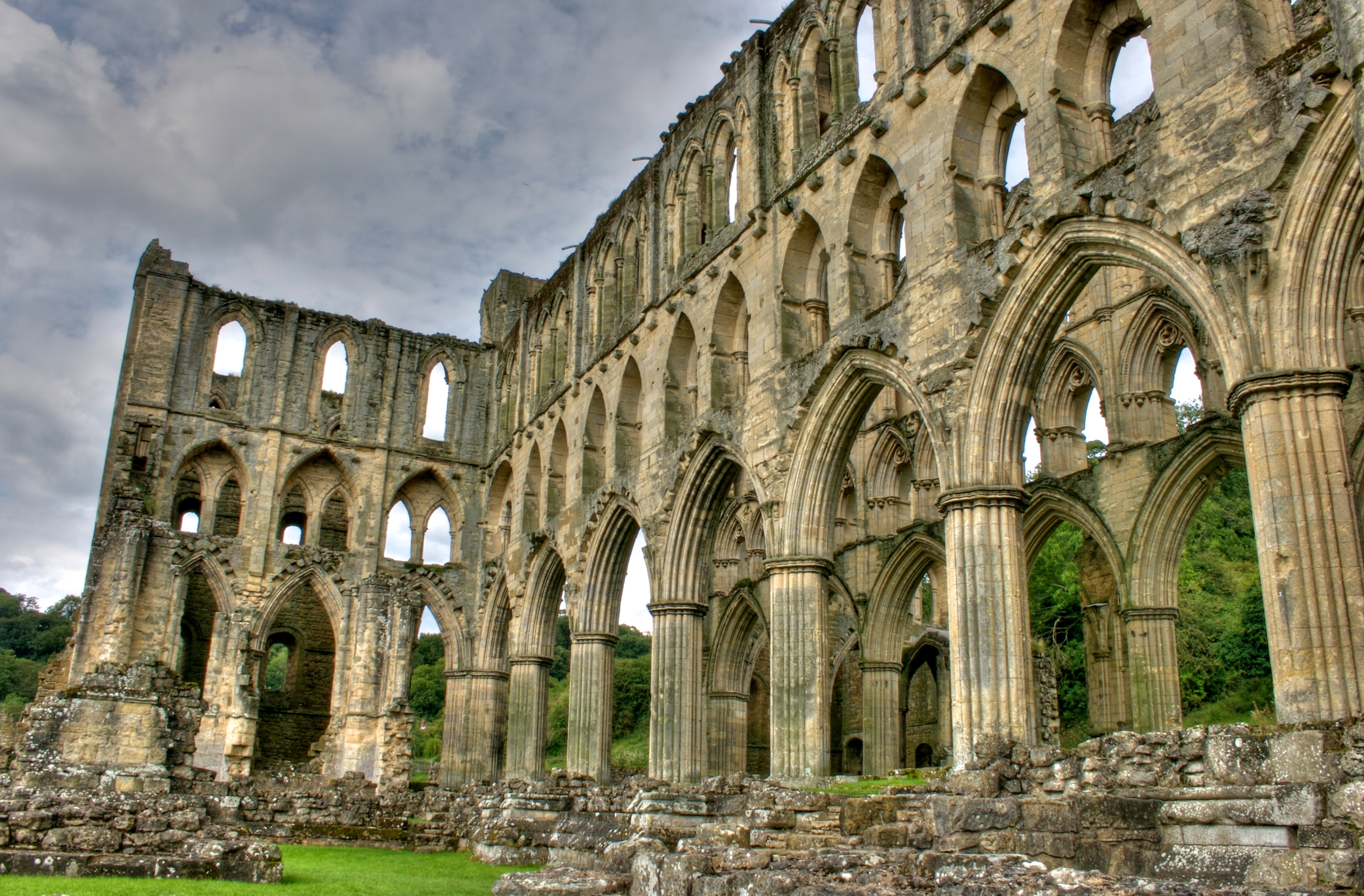 File:Rievaulx Abbey ruins 14.jpg - Wikimedia Commons