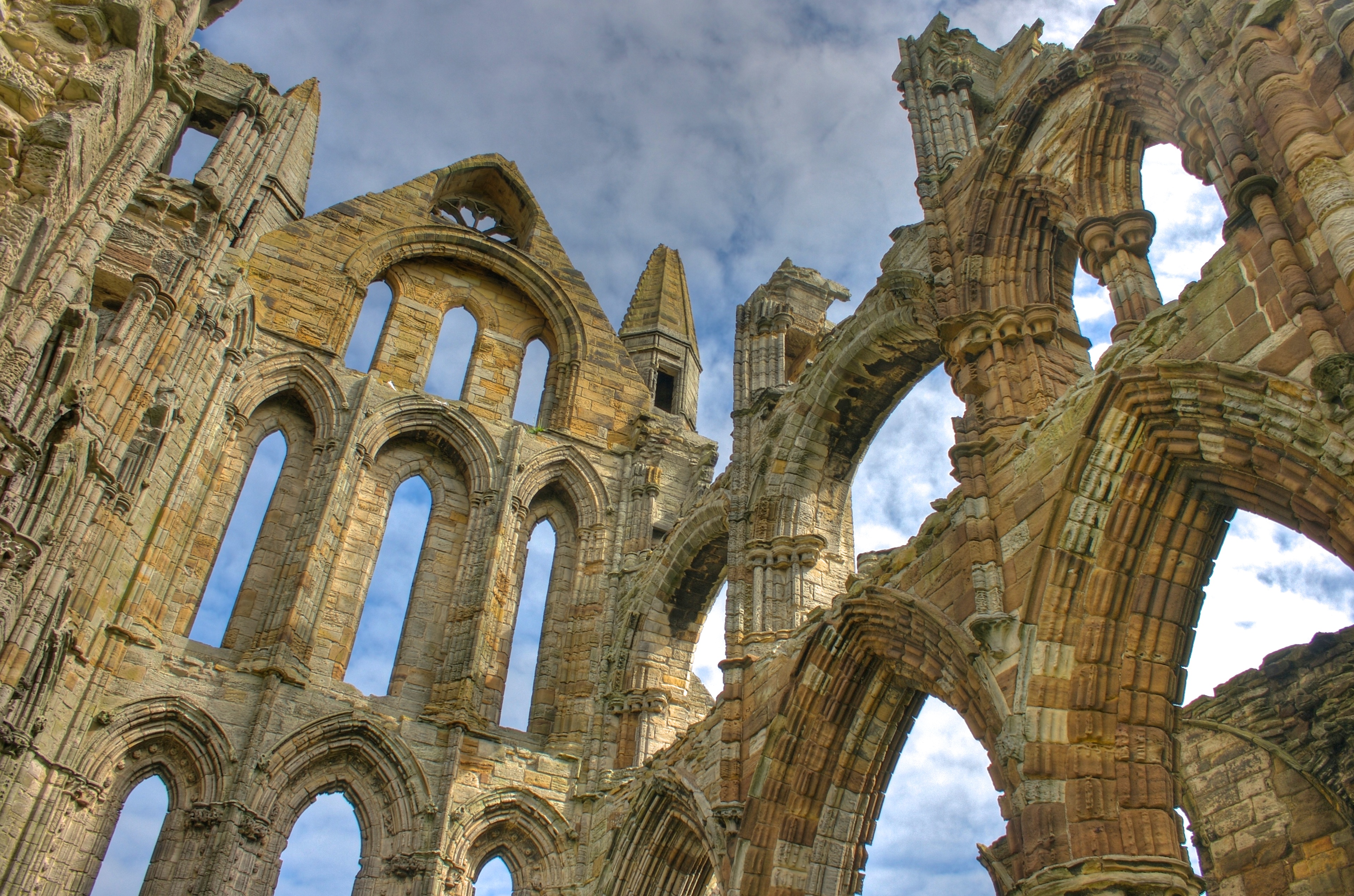 File:Whitby Abbey ruins 18.jpg - Wikimedia Commons