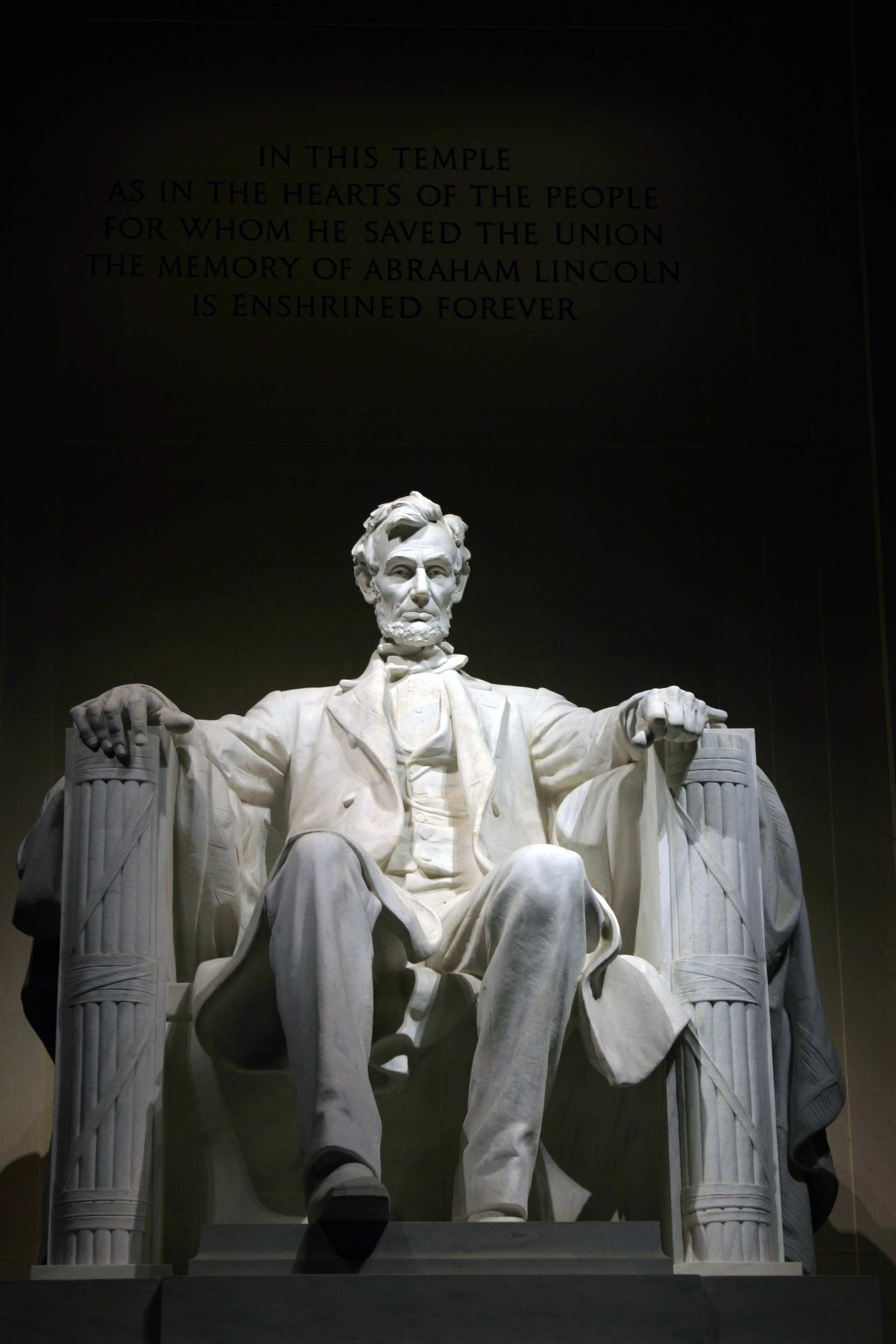 File:Lincoln Memorial - Abraham Lincoln statue at night.jpg ...