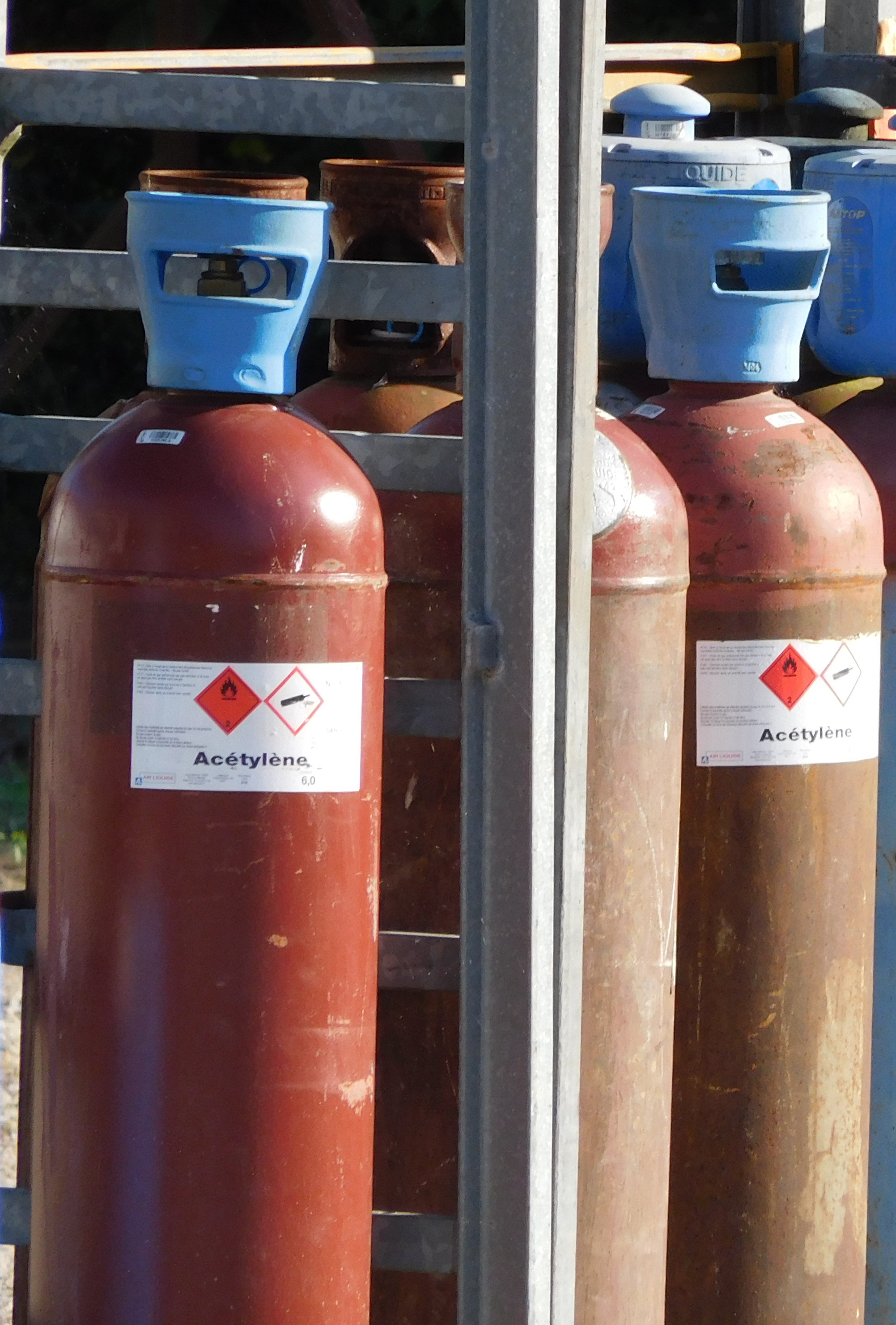 File:Acetylene cylinders by Air liquide.jpg - Wikimedia Commons