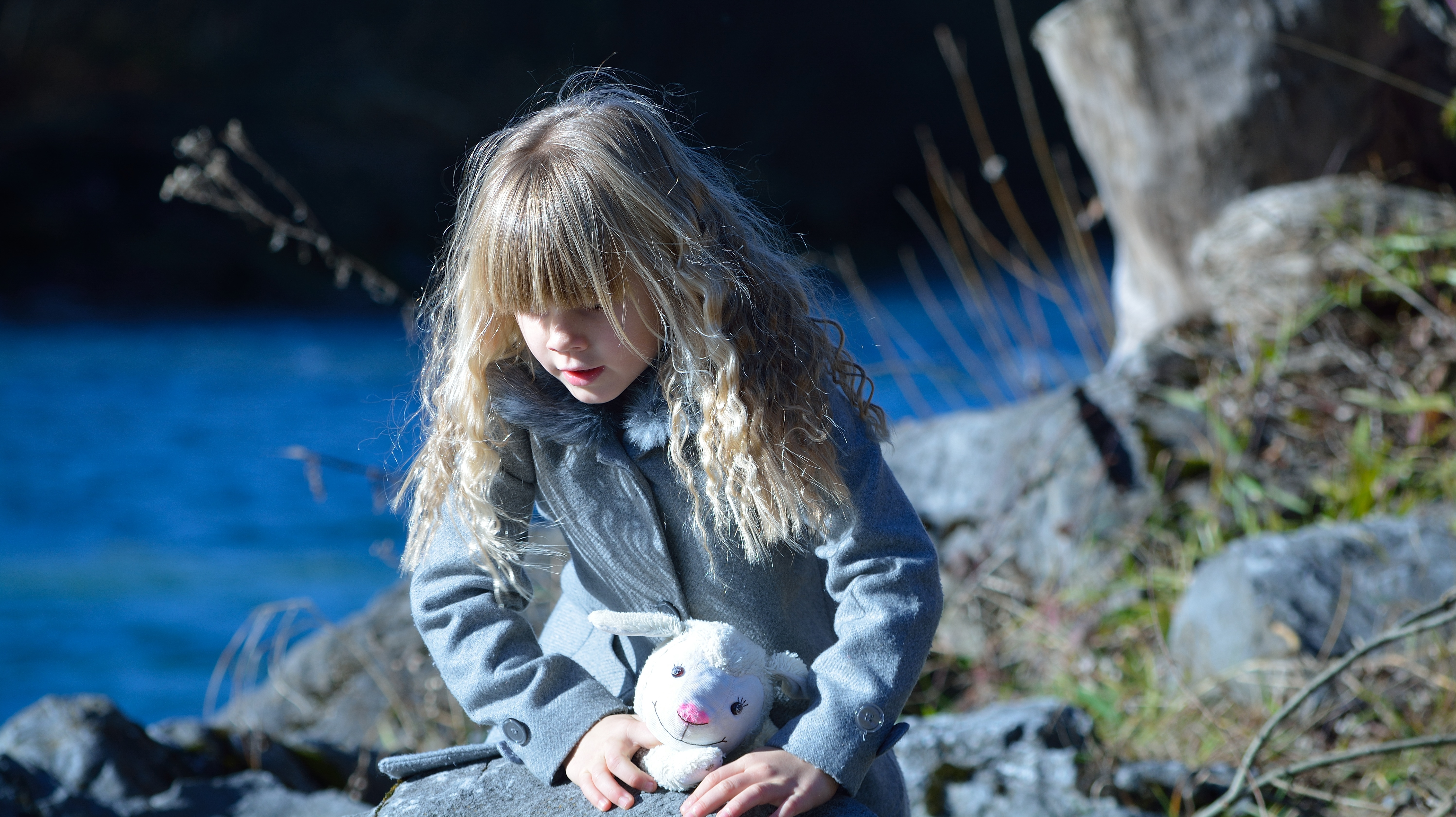 Приключения маленьких девочек. Маленькие девчонки в конче. Дети весной на Камне. Фотосессия детская Весенняя с серым мишкой.