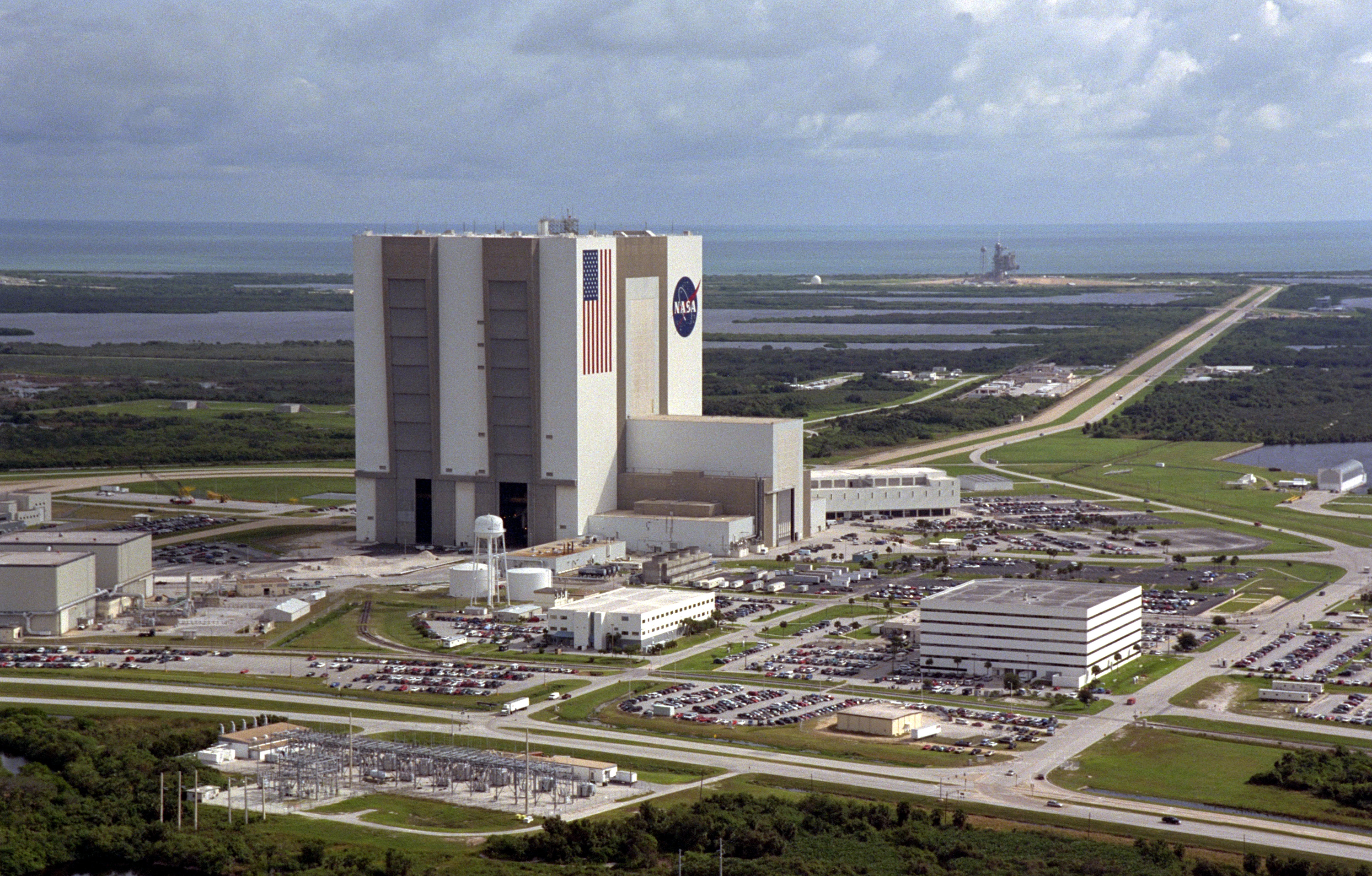 File:Aerial View of Launch Complex 39.jpg - Wikipedia
