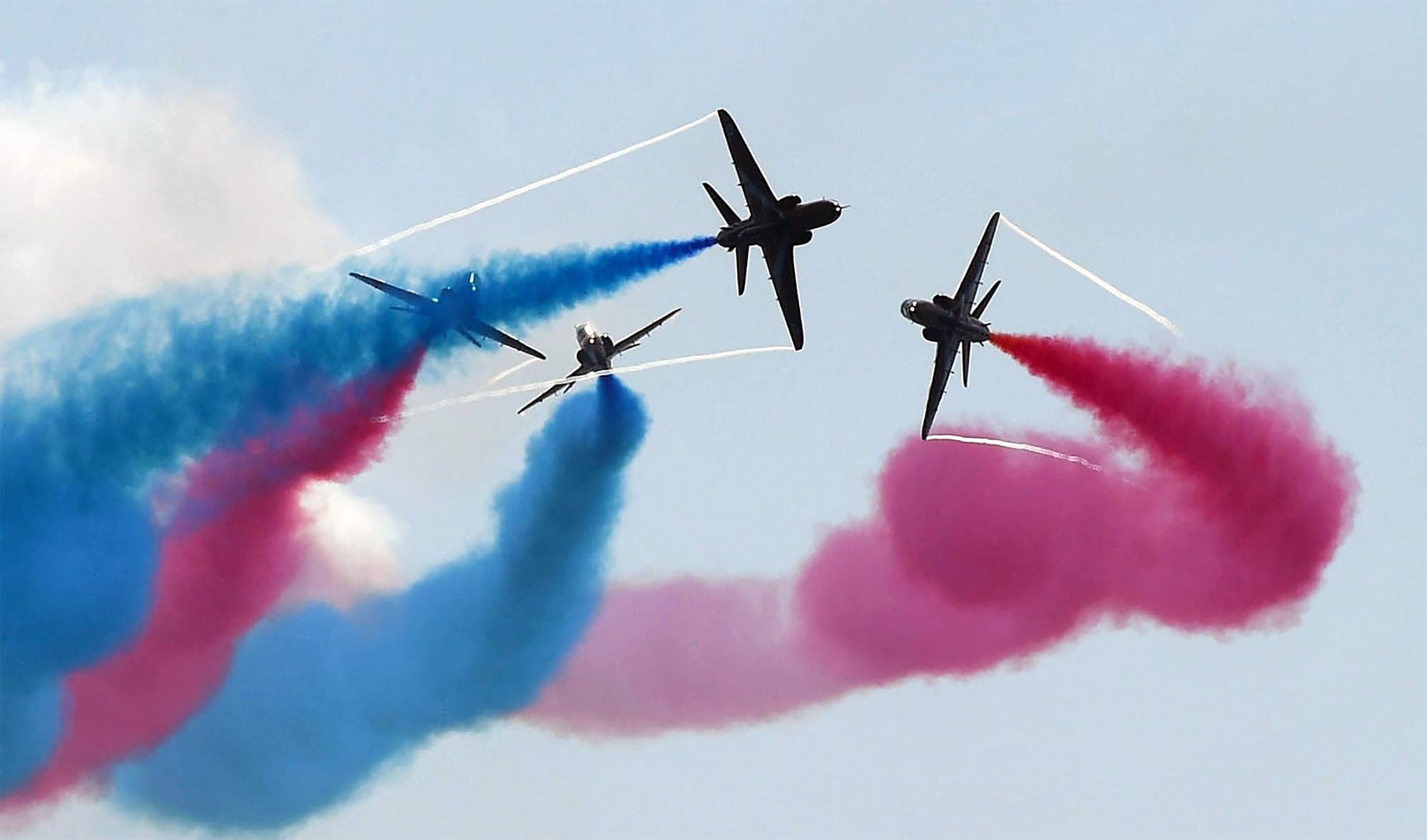 PAF's Thunder, UK's Red Arrows' joint airshow enthrals ...