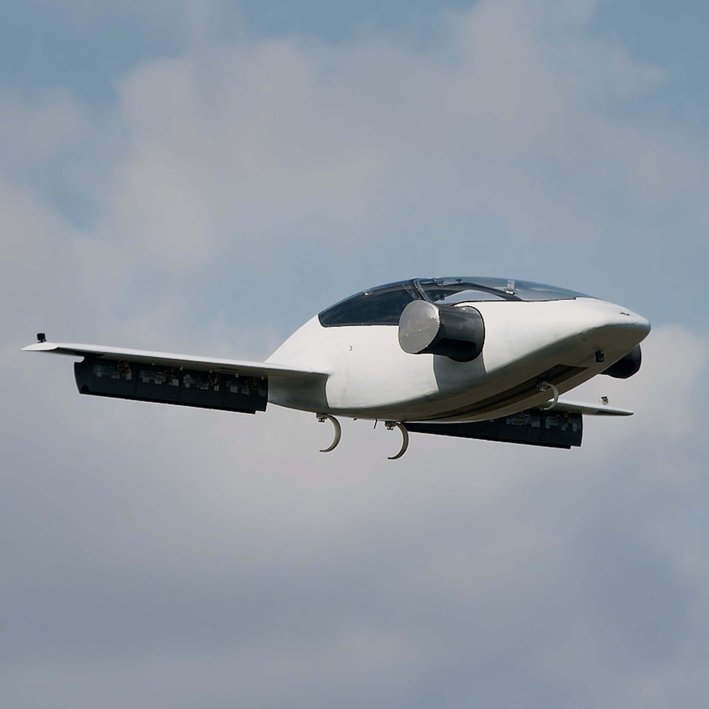 Самолет вертикального полета. Lilium Jet самолет. Летающее такси Lilium. Летательный аппарат с вертикальным взлетом Тесла. Электро спамолет прототип.