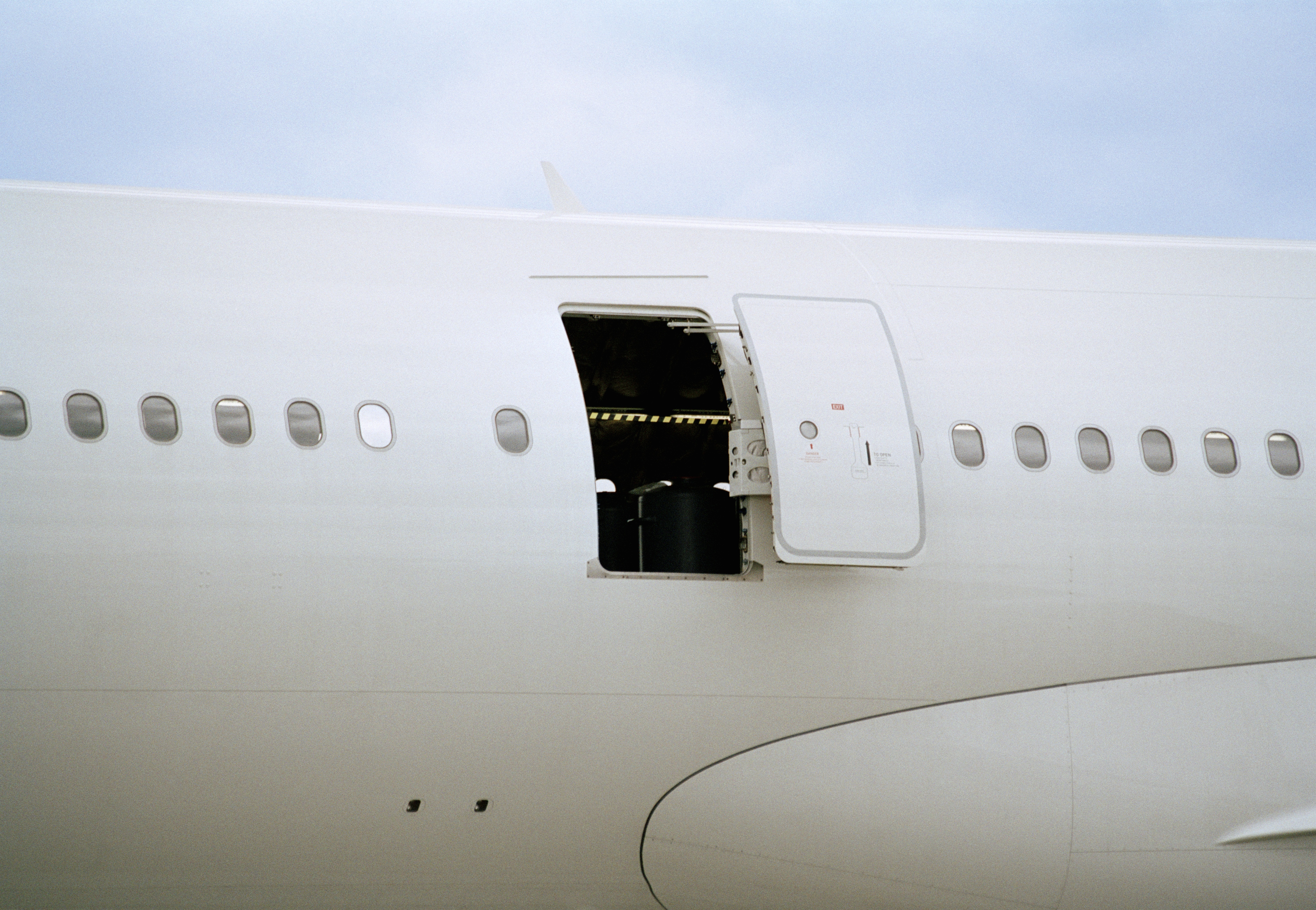 Открыл дверь в самолете. Дверь самолета. Аварийный люк в самолете. Самолет с открытой дверью. Двери на авиалайнере.
