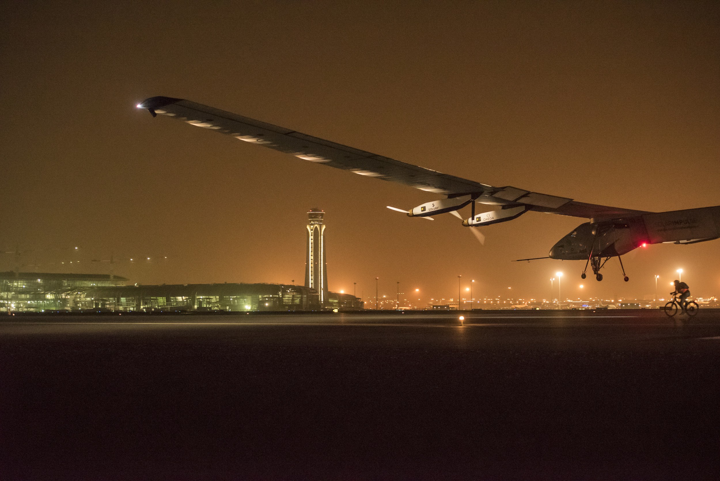 Solar-Powered Plane Begins Its Journey Around the World | WIRED