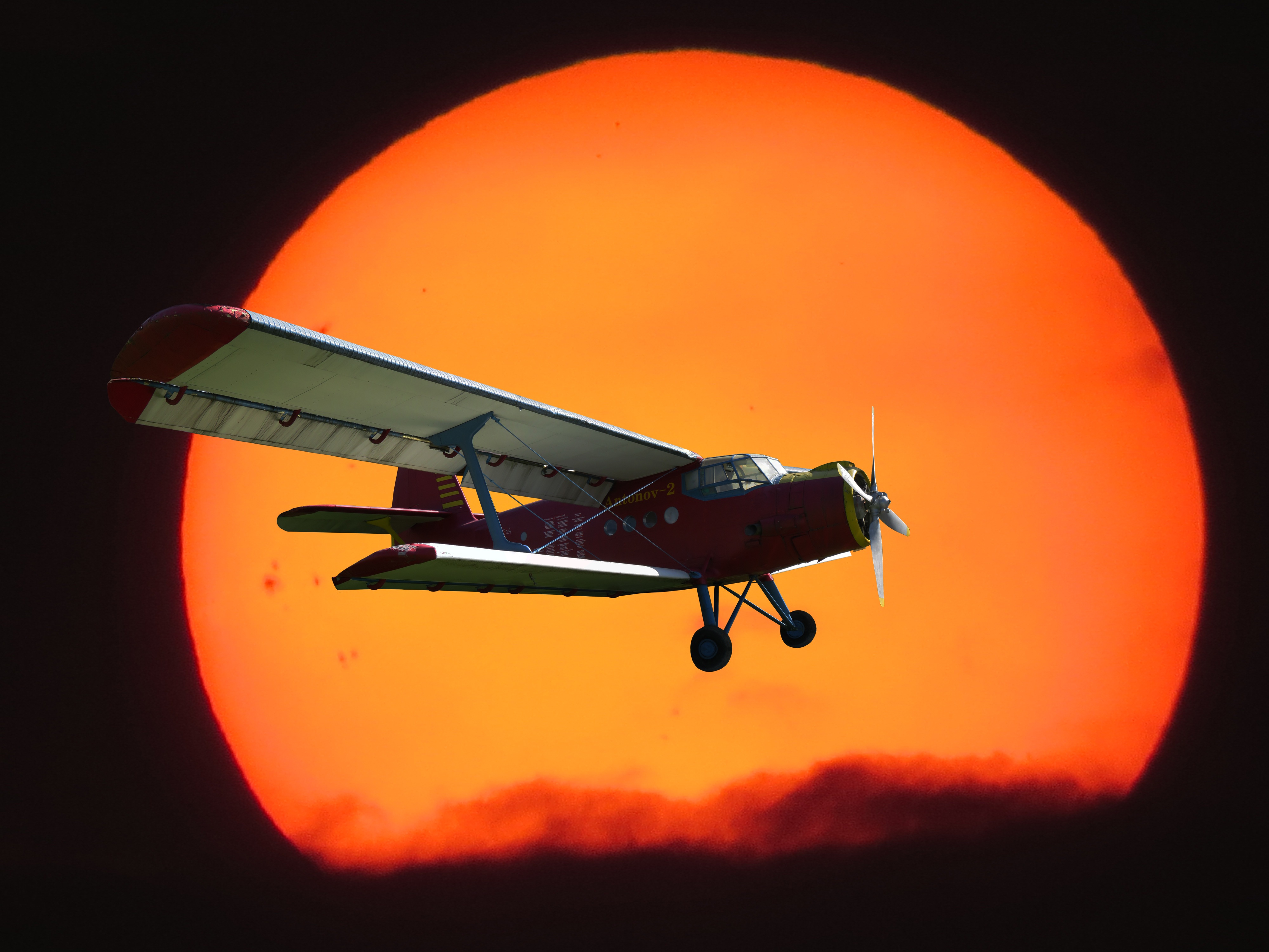 Ярко оранжевый летательный аппарат. Летающие оранжевые Тачки. Ярко оранжевый летающий аппарат. Китайские летающие оранжевые.