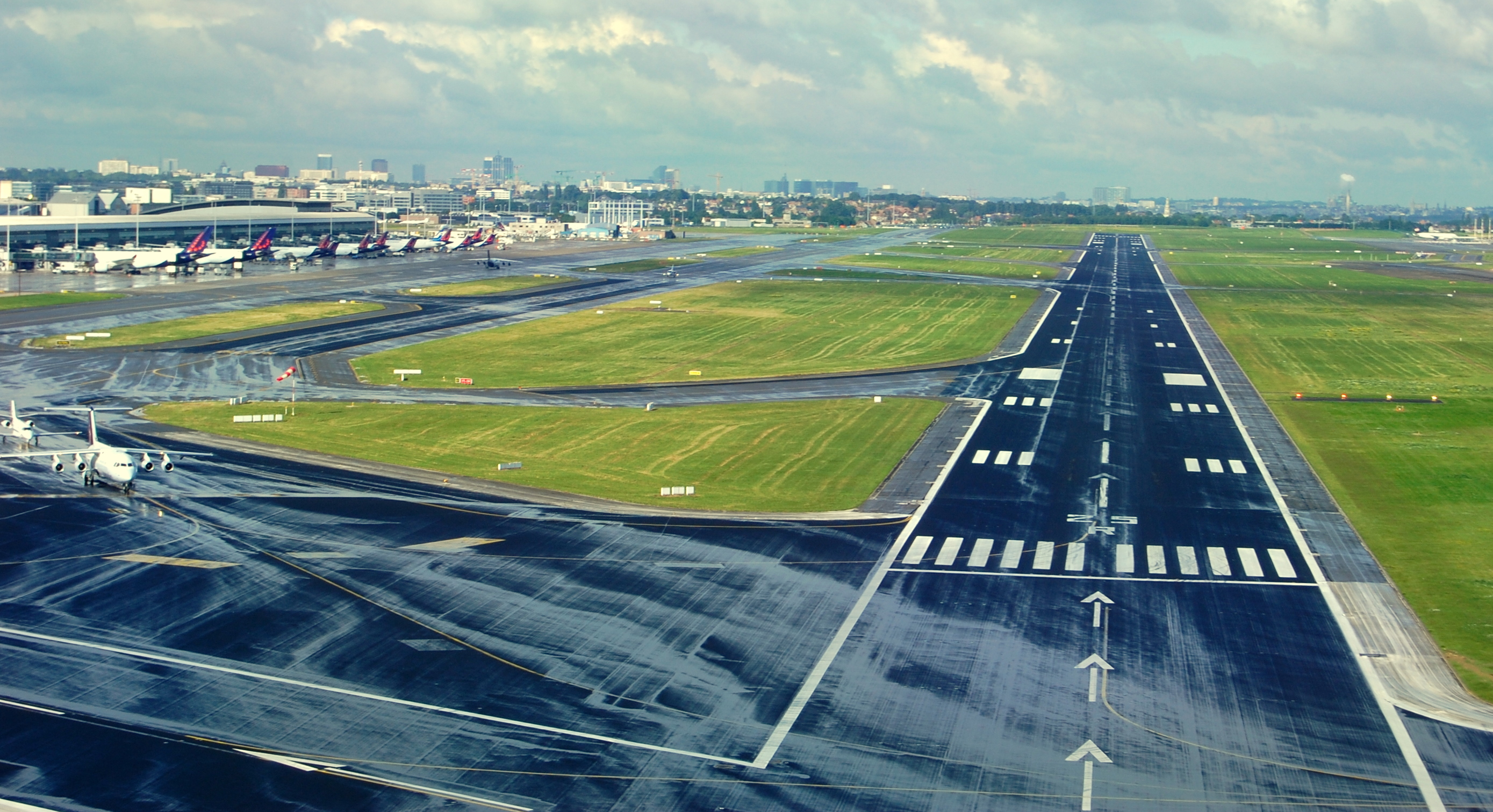 File:Brussels Airport Runway 25 R.jpg - Wikimedia Commons