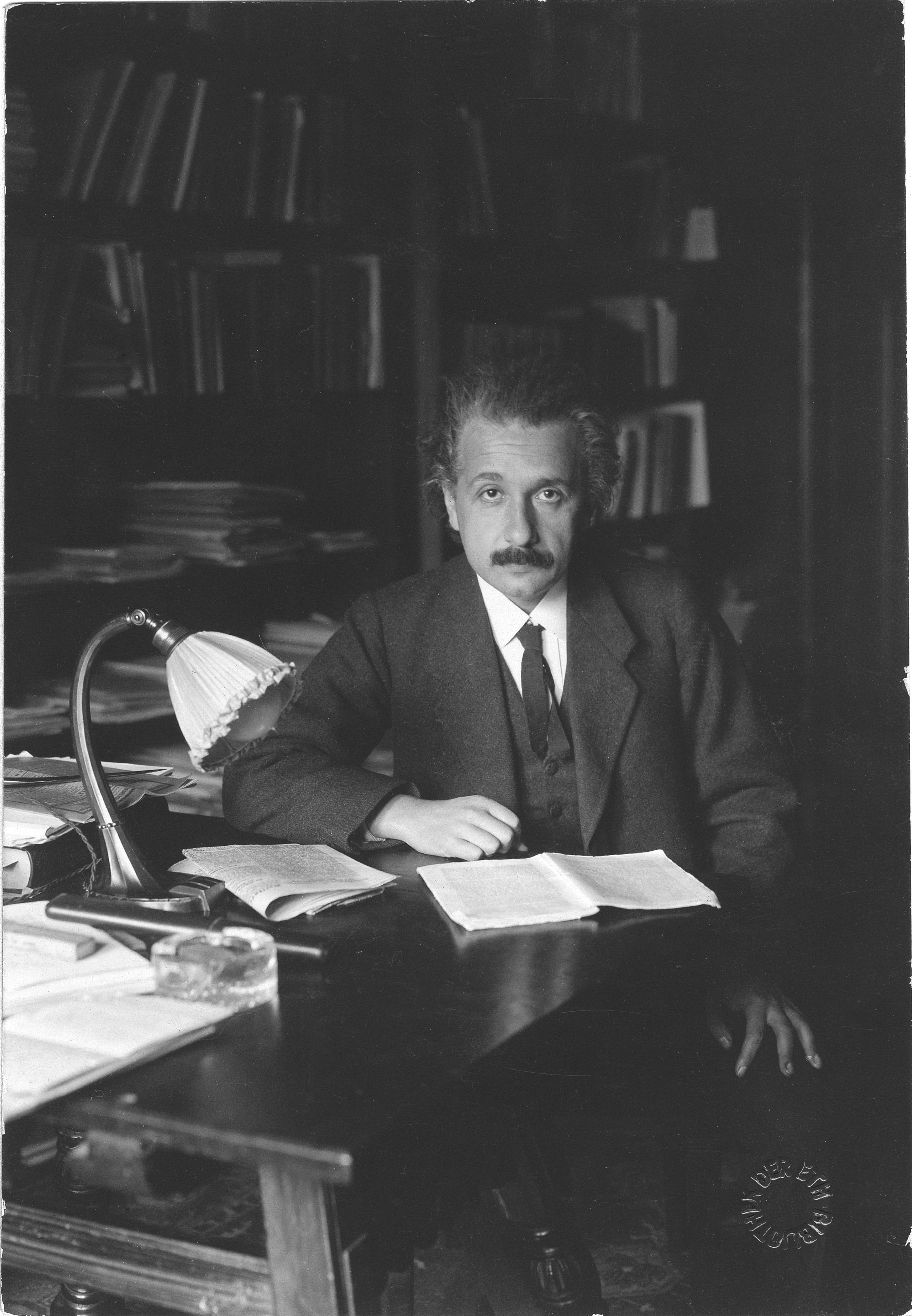 File:Albert Einstein photo 1920.jpg - Wikipedia