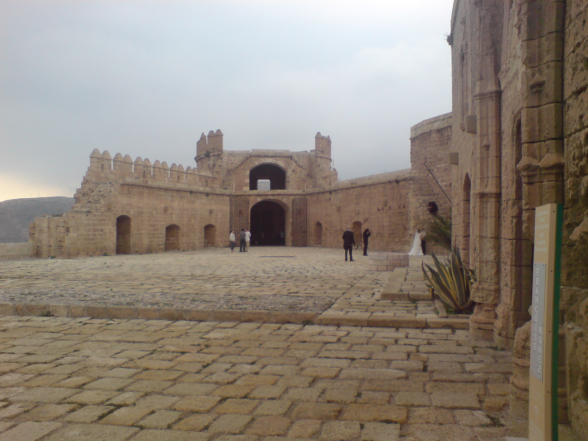 File:Gatehouse-courtyard at Alcazaba of Almeria.jpg - Wikimedia Commons