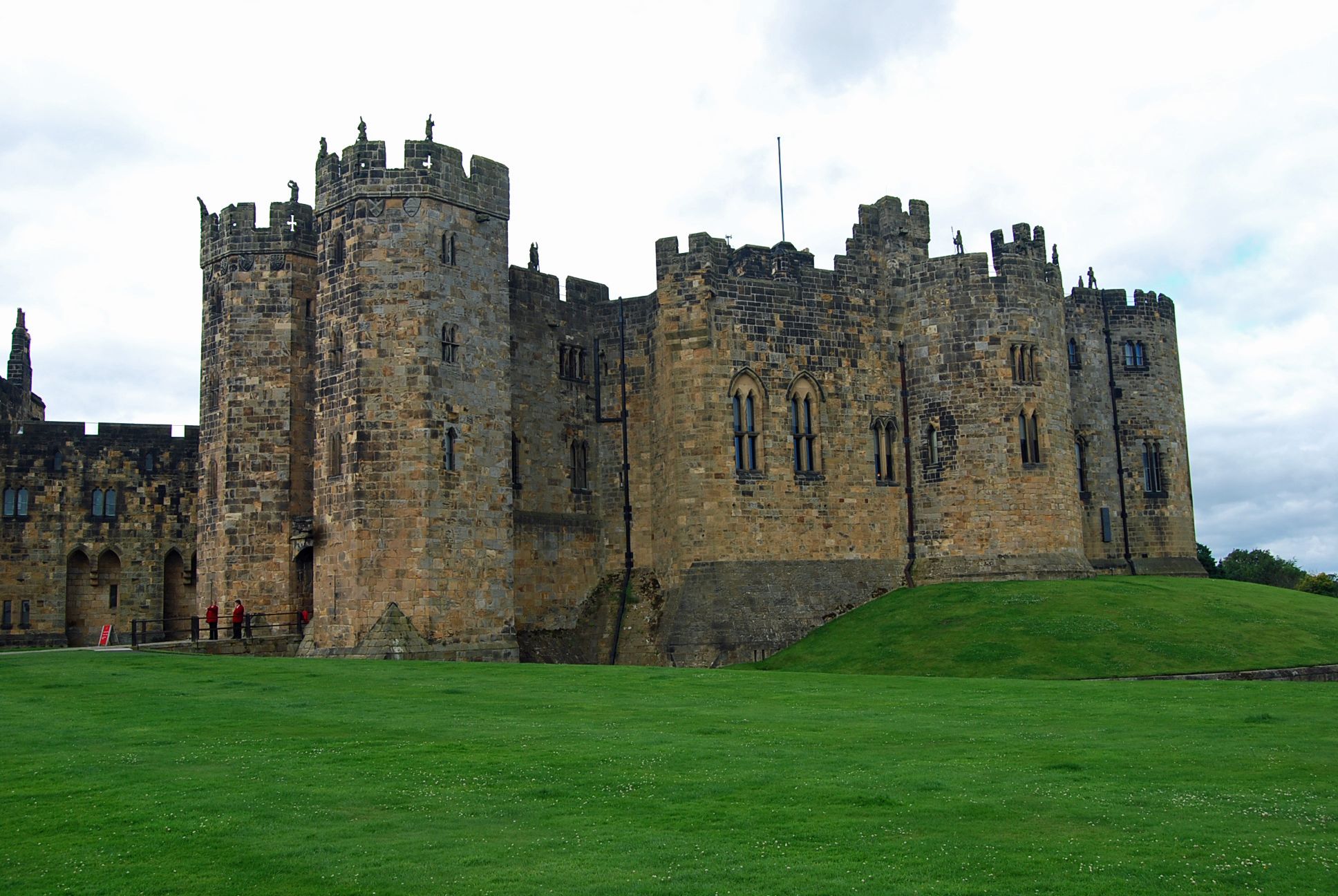 Alnwick Castle - Northumberland England | Quintessentially English ...