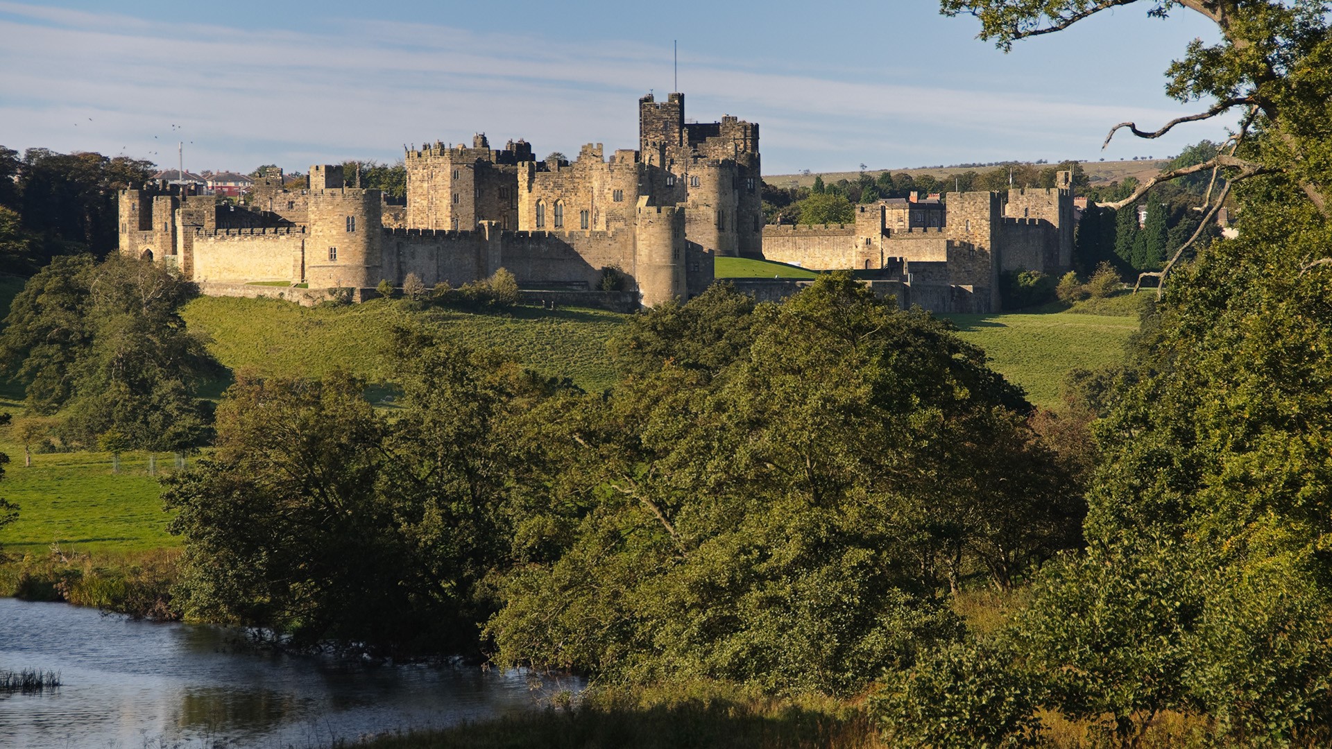 Alnwick Castle, Northumberland, England, UK | Windows 10 SpotLight ...
