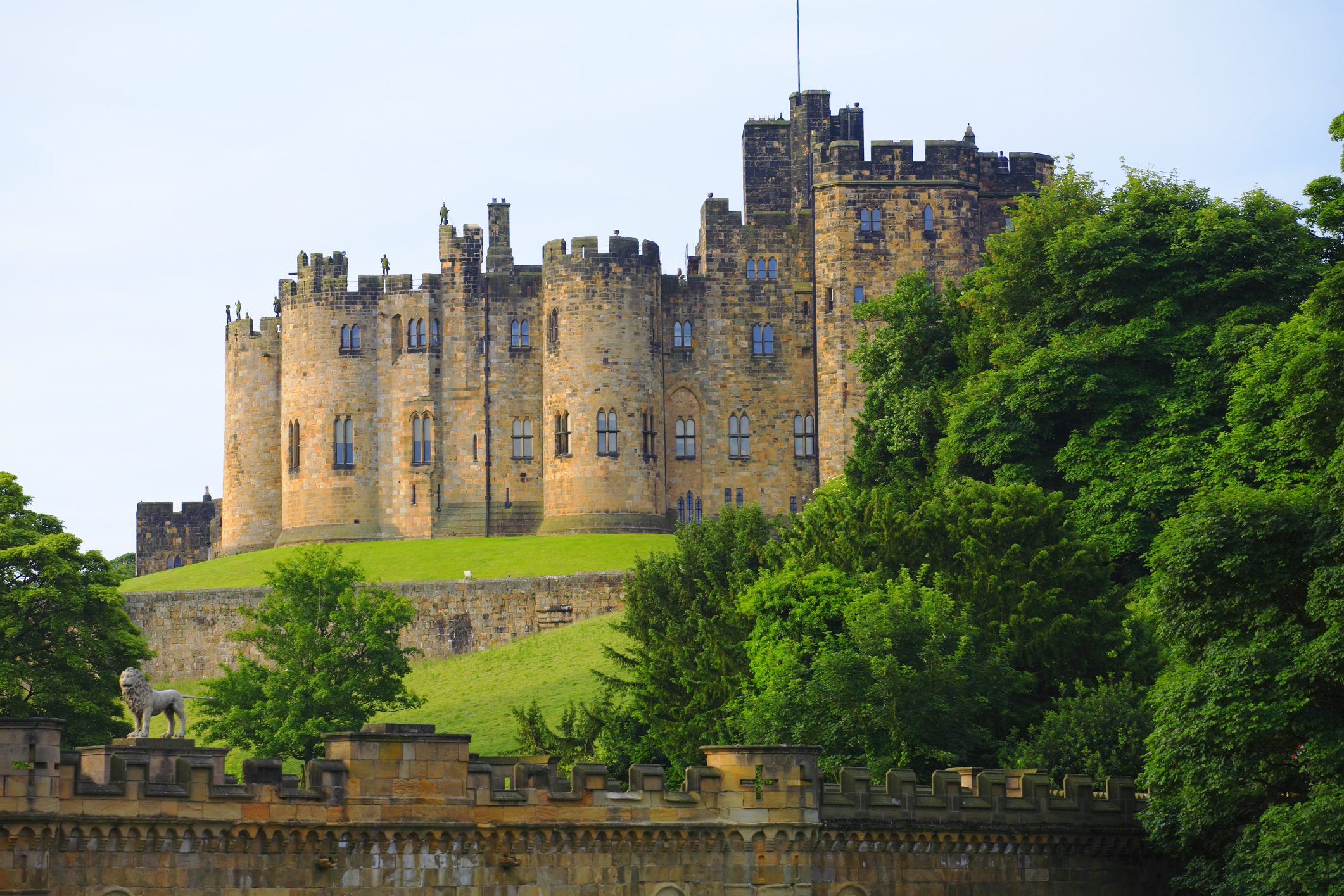 The World's 20 Most Beautiful Historic Castles | Alnwick castle ...