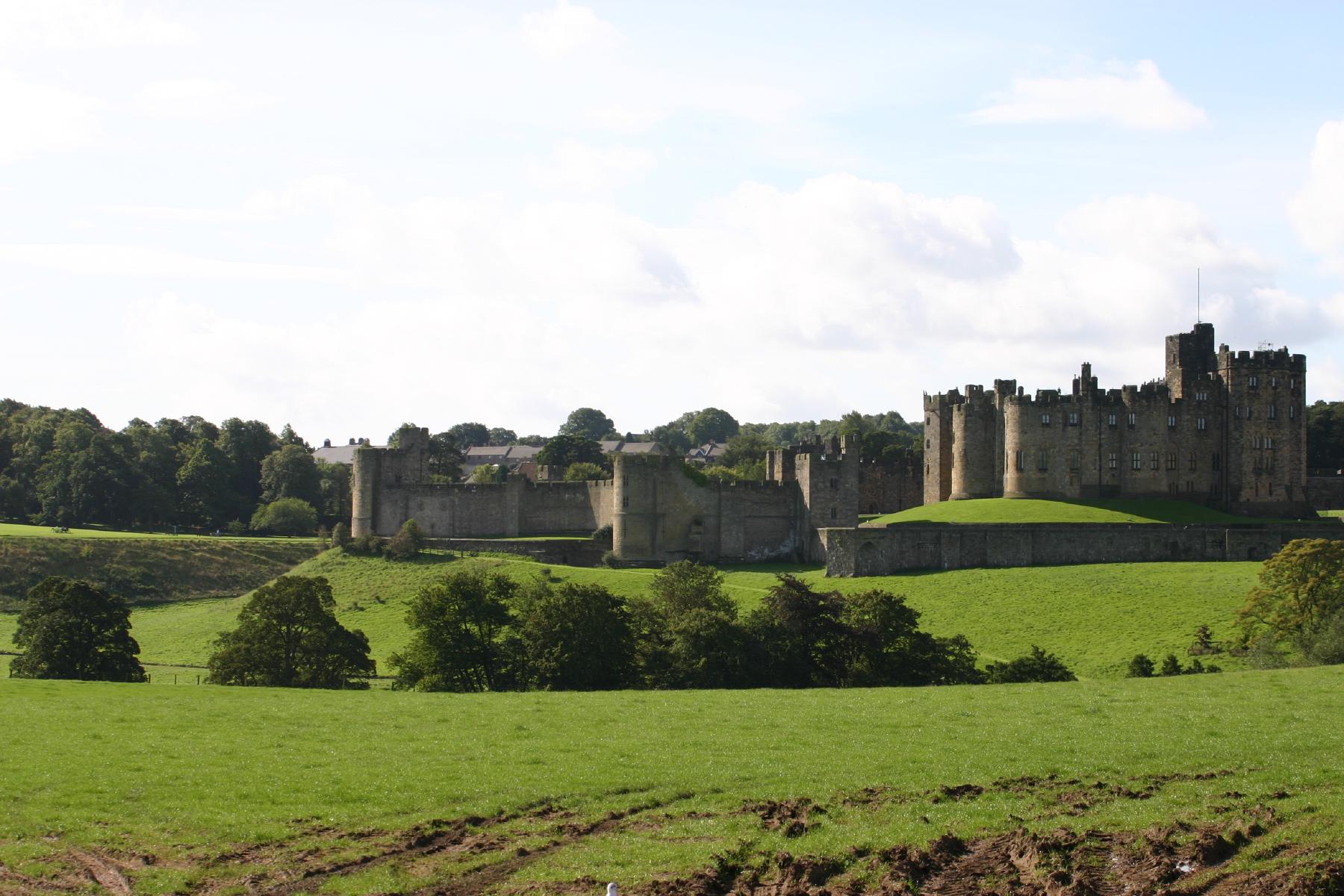 File:Alnwick Castle.jpg - Wikimedia Commons