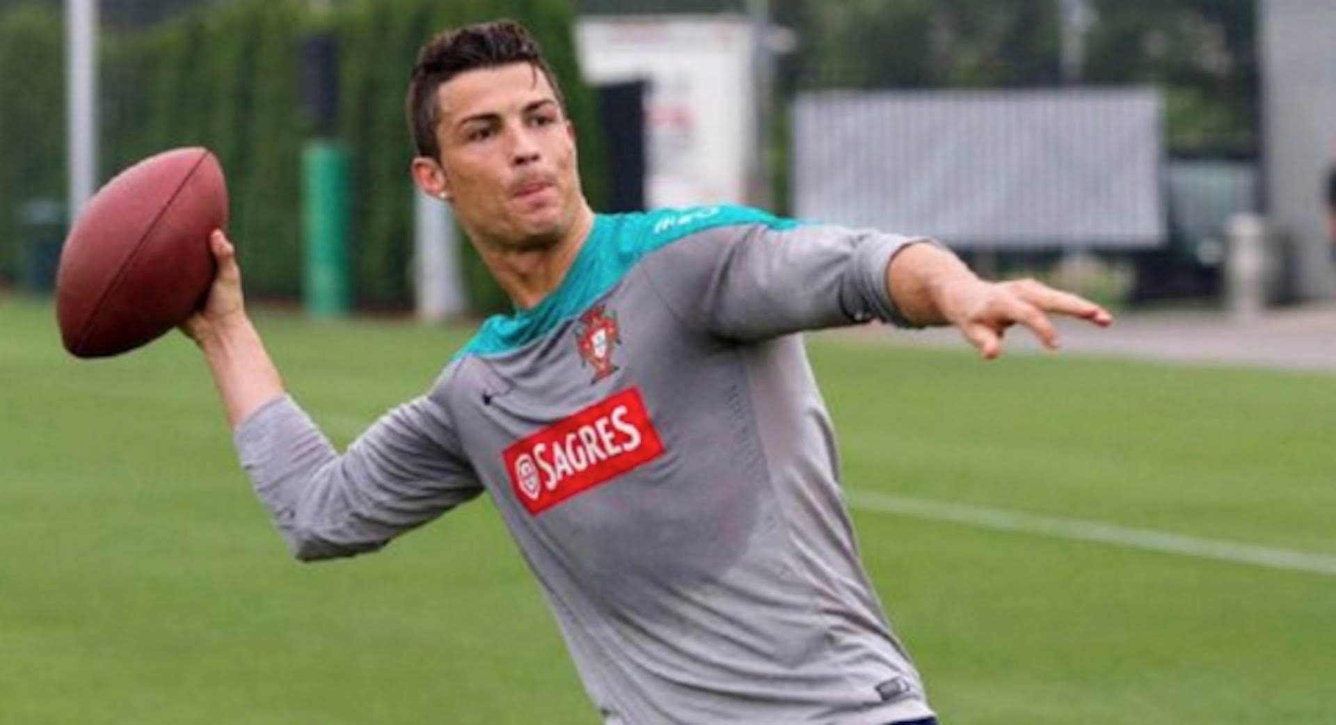 Cristiano Ronaldo Tries Throwing American Football - YouTube
