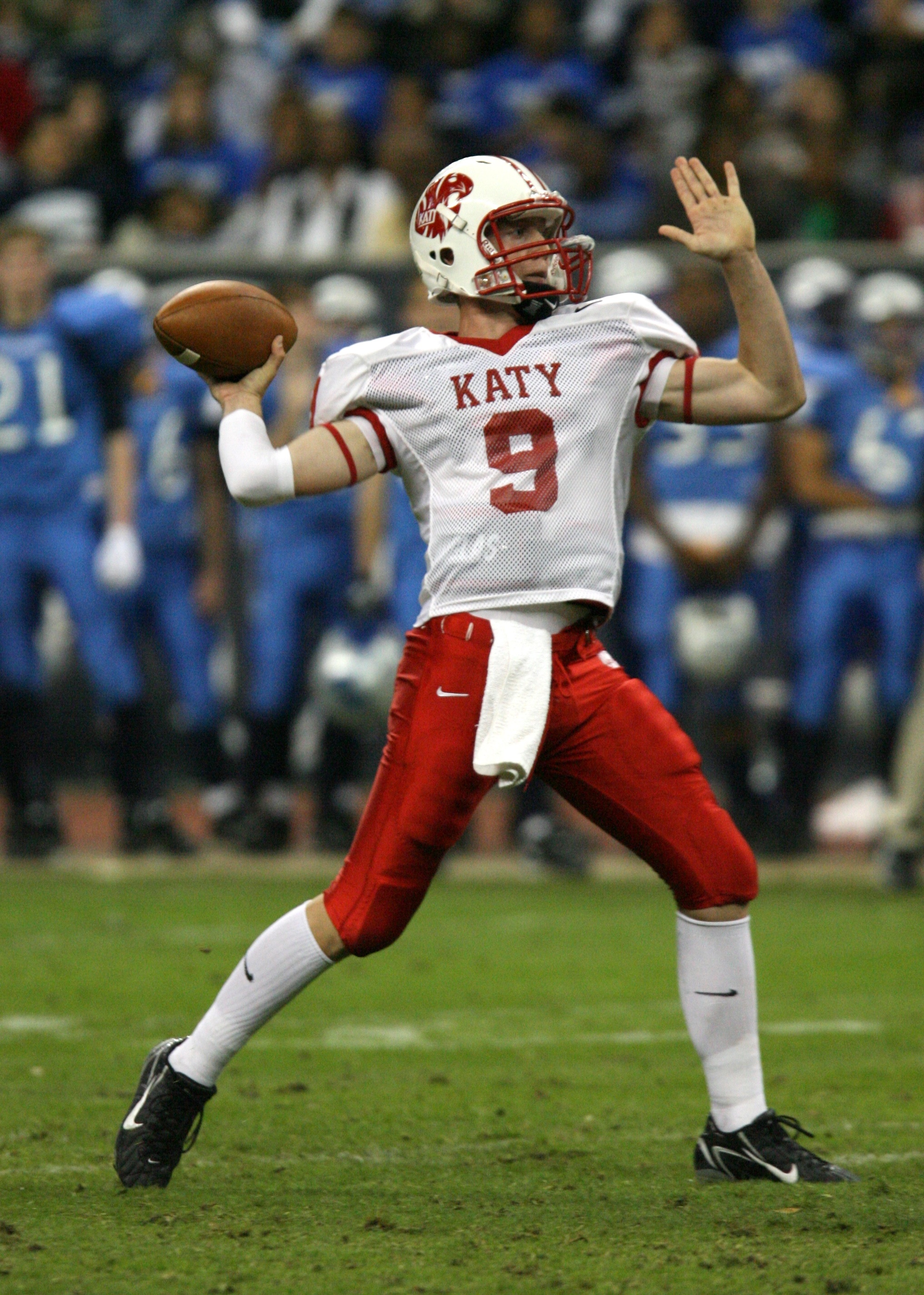 American football player throwing ball free image