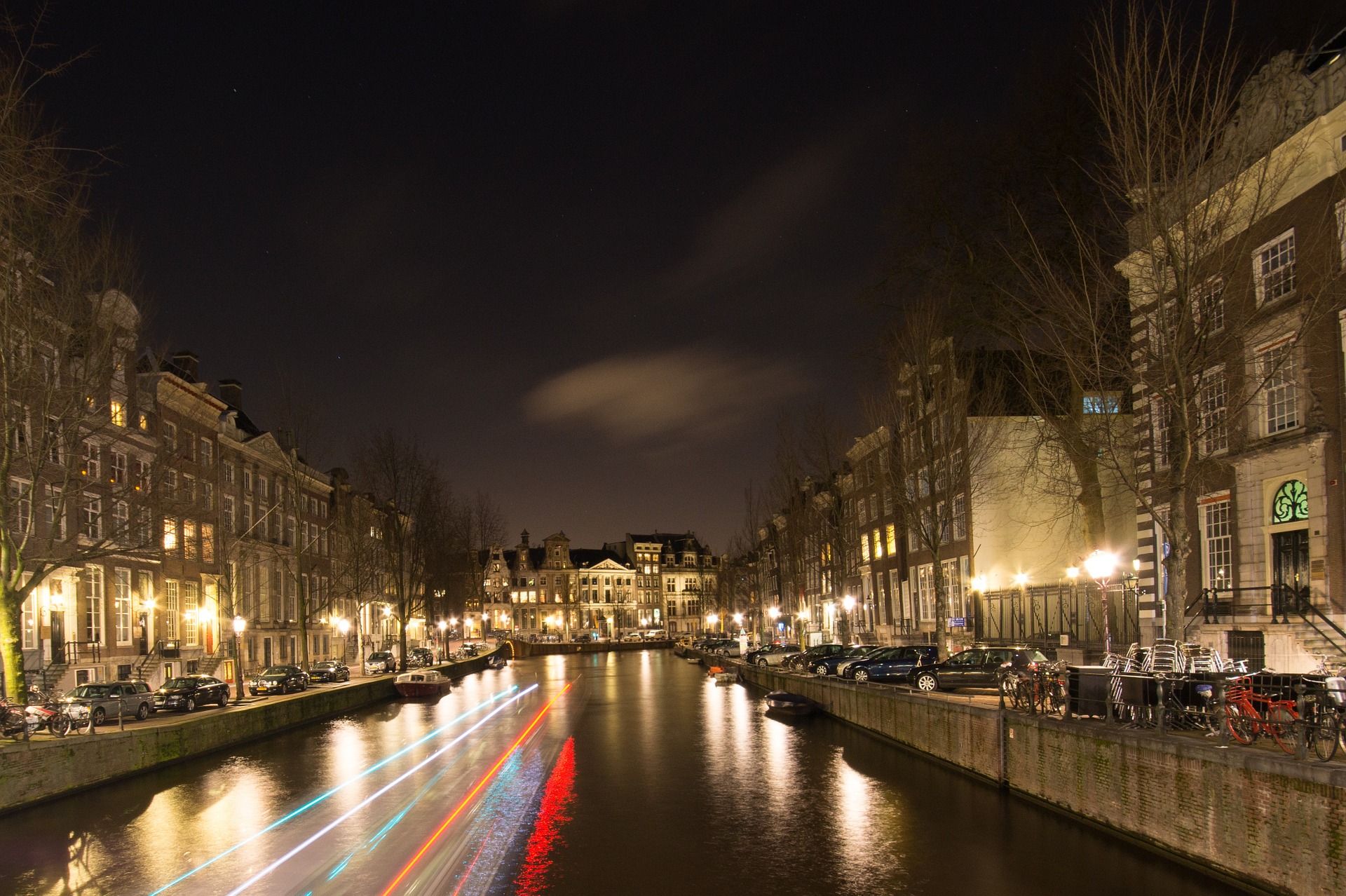 Амстердам время. Ночной Амстердам. Амстердамский канал на вечерней городской улице. Амстердам ночью. Амстердам ночью фото.
