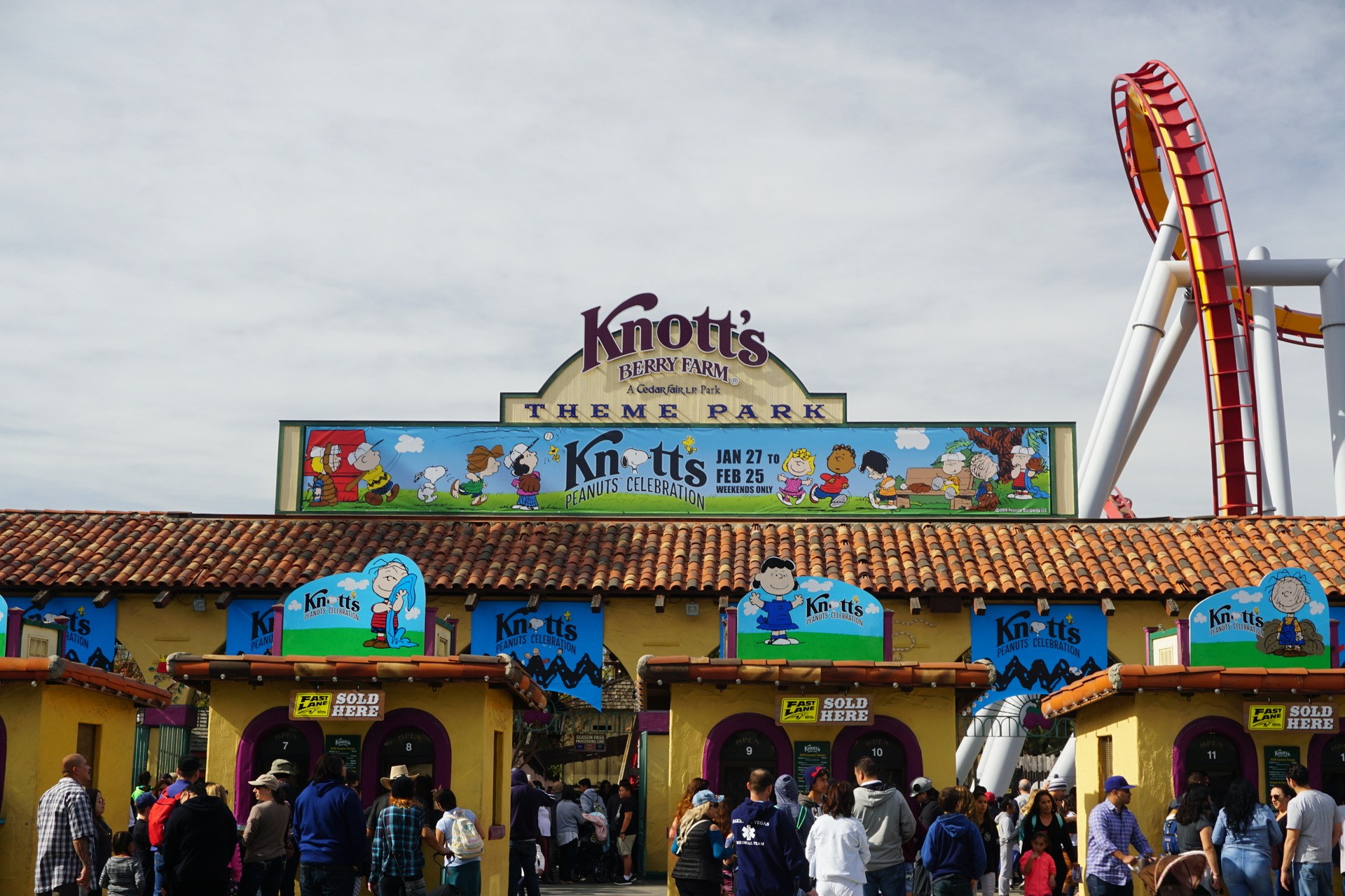 Knott's Berry Farm debuts New Peanuts Celebration | Inside Universal