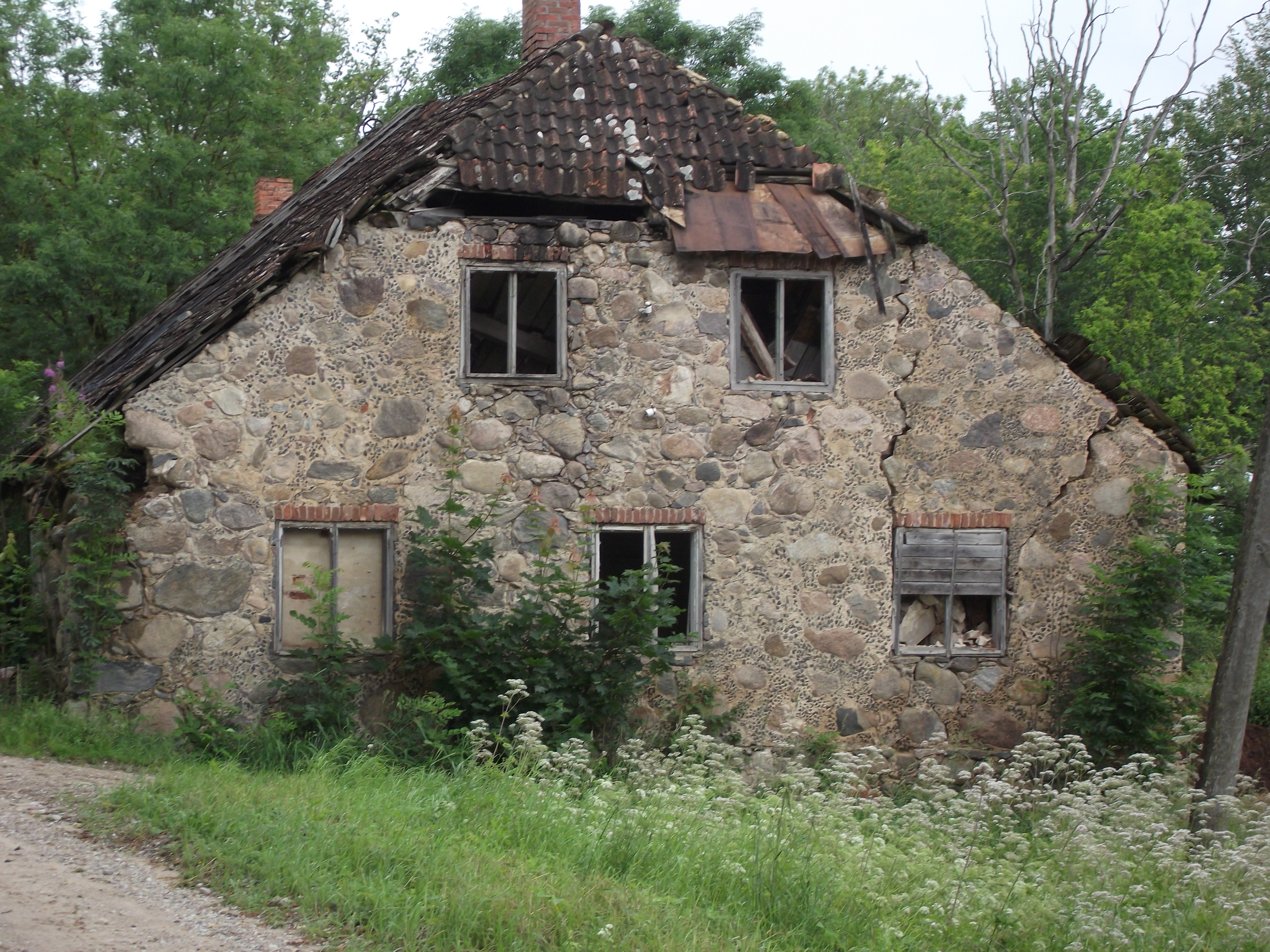 An old barn ruins photo