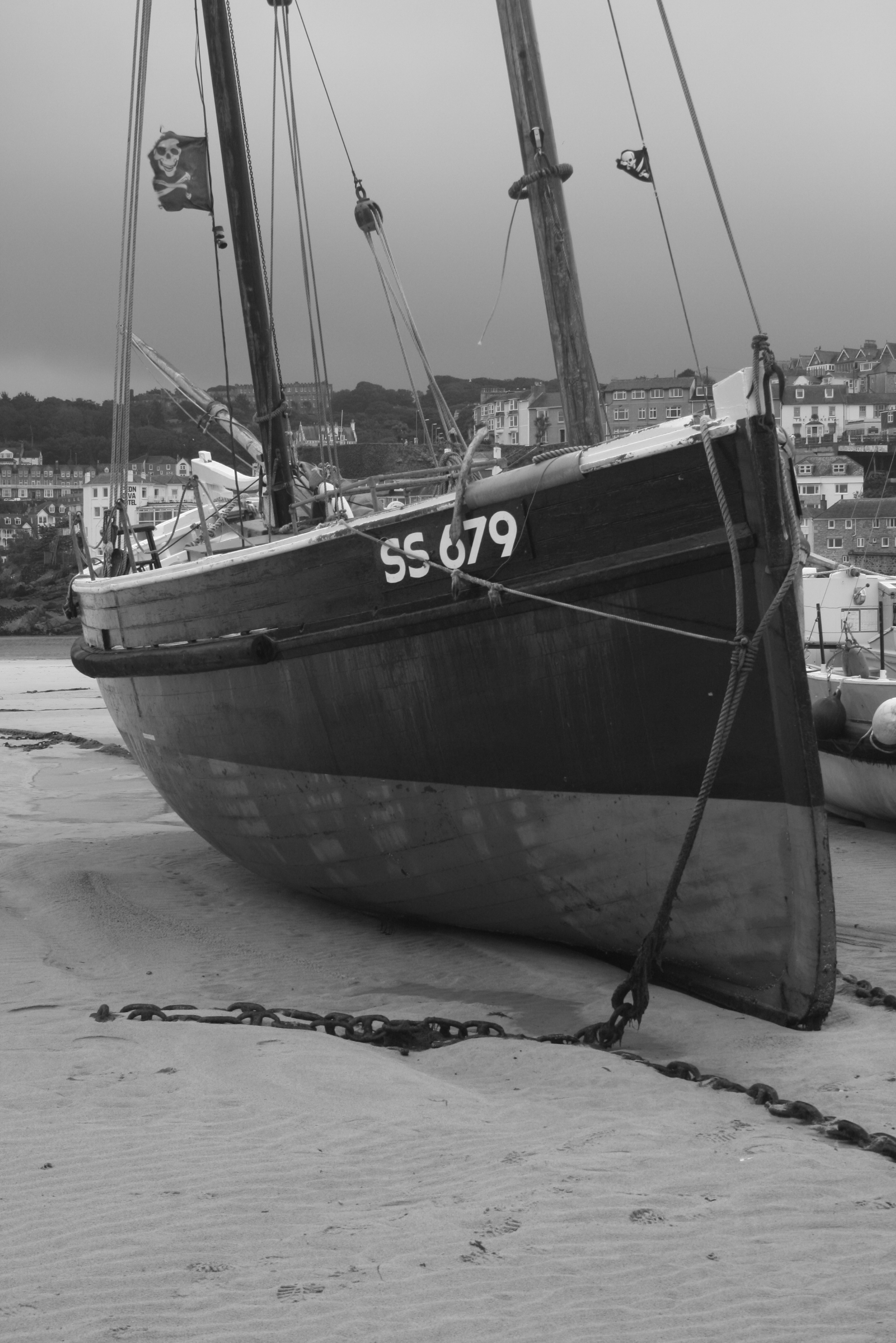 SS679, an old fishing boat at low tide in St. Ives harbour, Cornwall ...