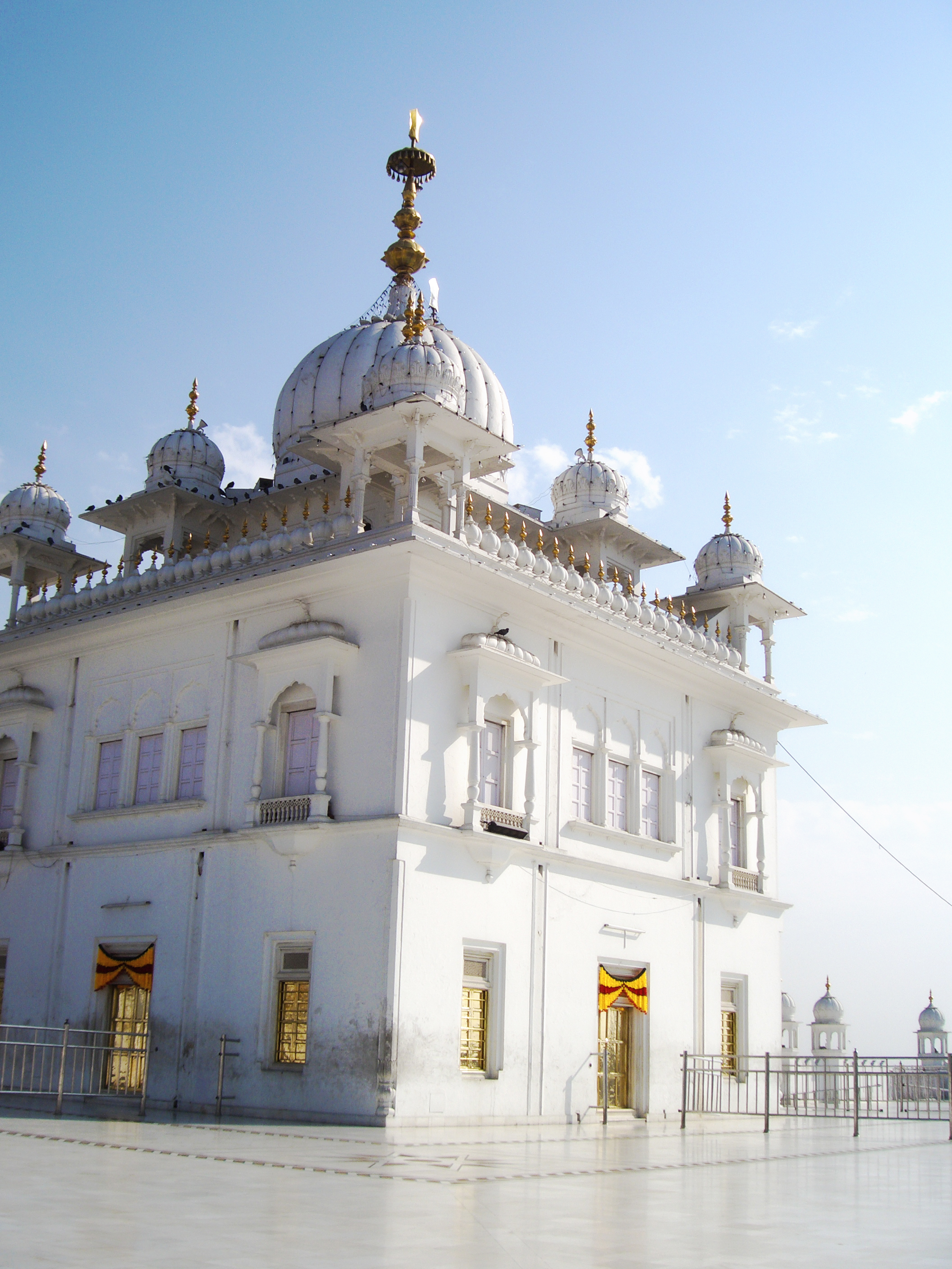 File:Keshgarh Sahib Gurudwara at Anandpur Sahib.jpg - Wikimedia Commons