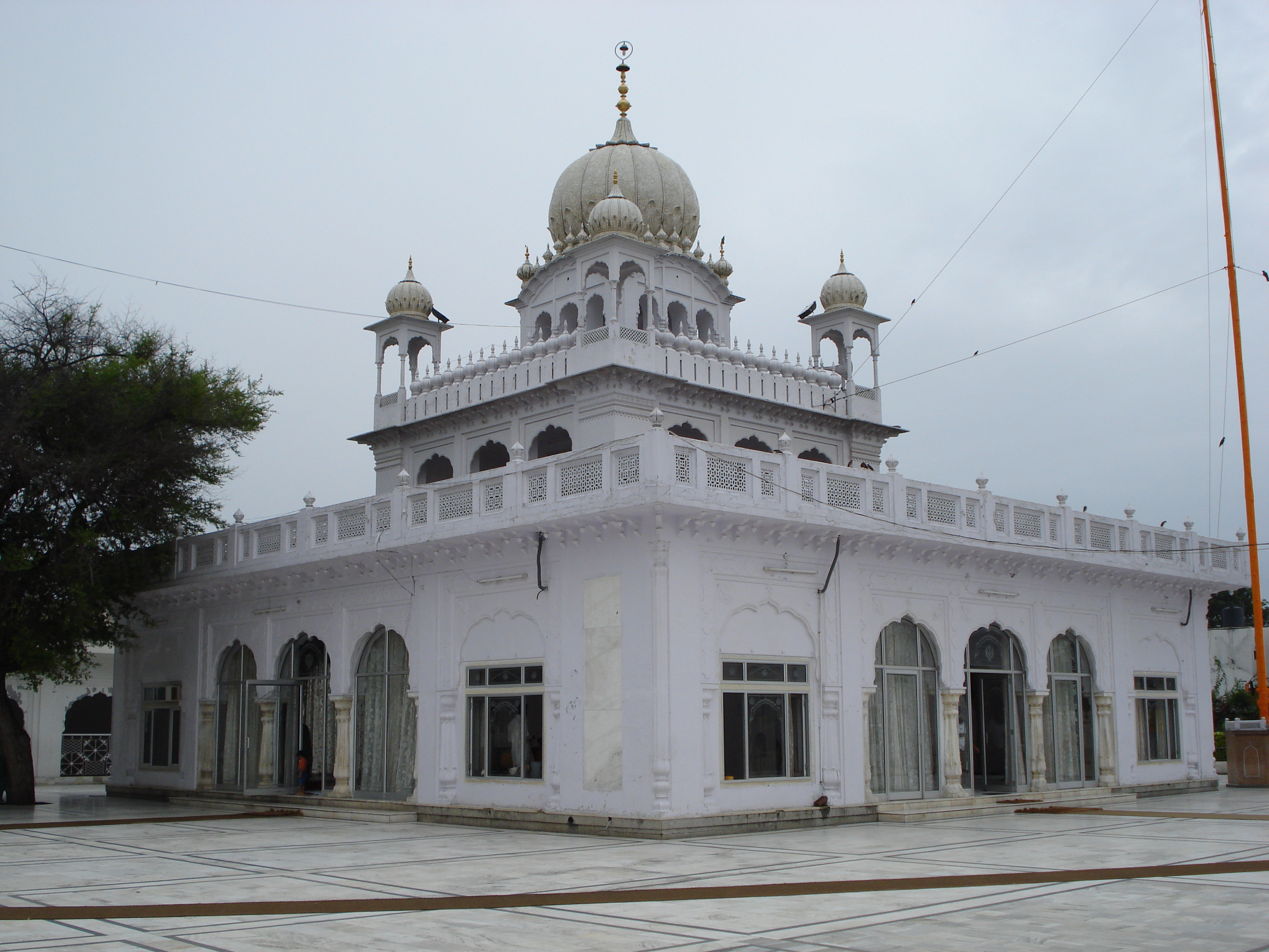 File:Gurudwara Sisganj Sahib.JPG - Wikimedia Commons