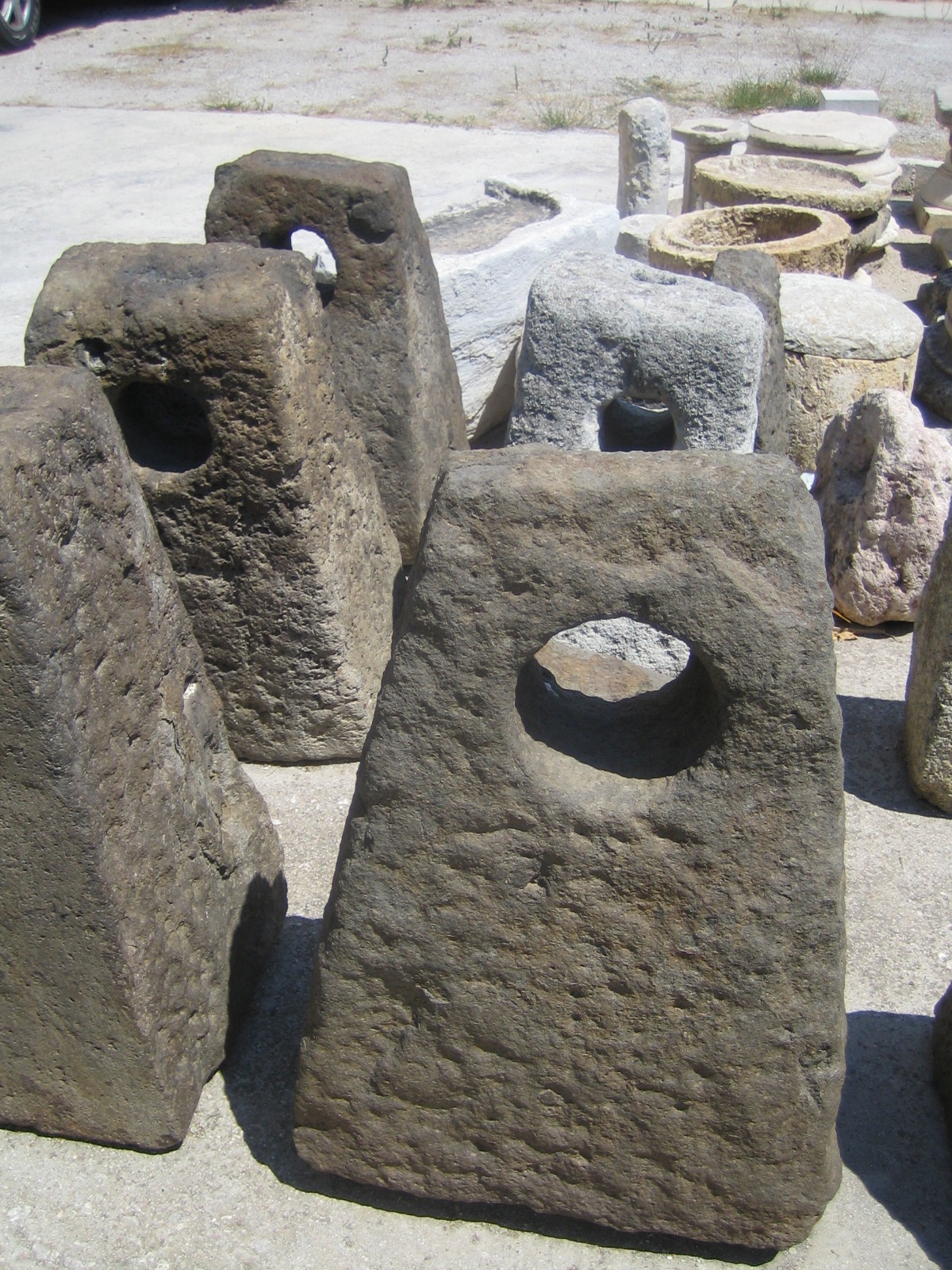 File:Stone anchors - Hellenic Maritime Museum - Piraeus.JPG ...