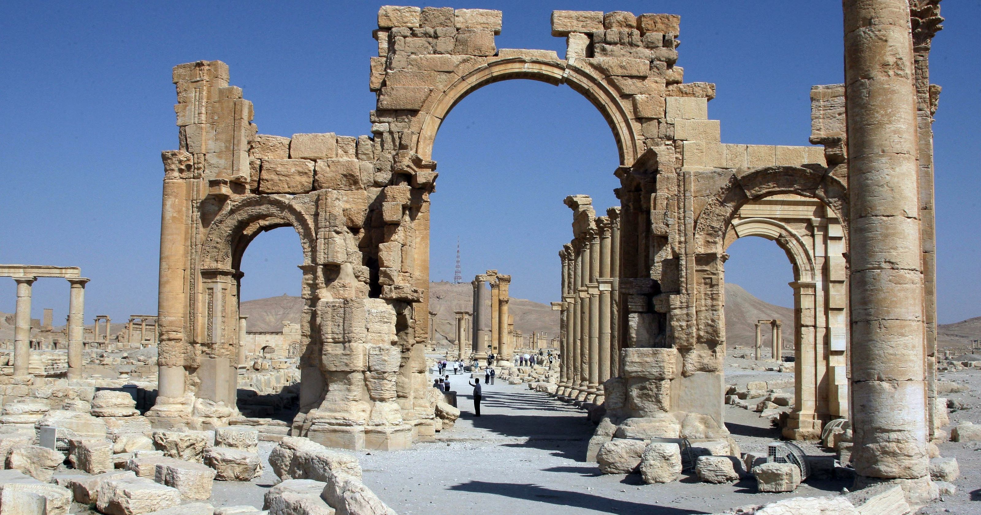 Officials: ISIL destroys Palmyra's Arch of Triumph