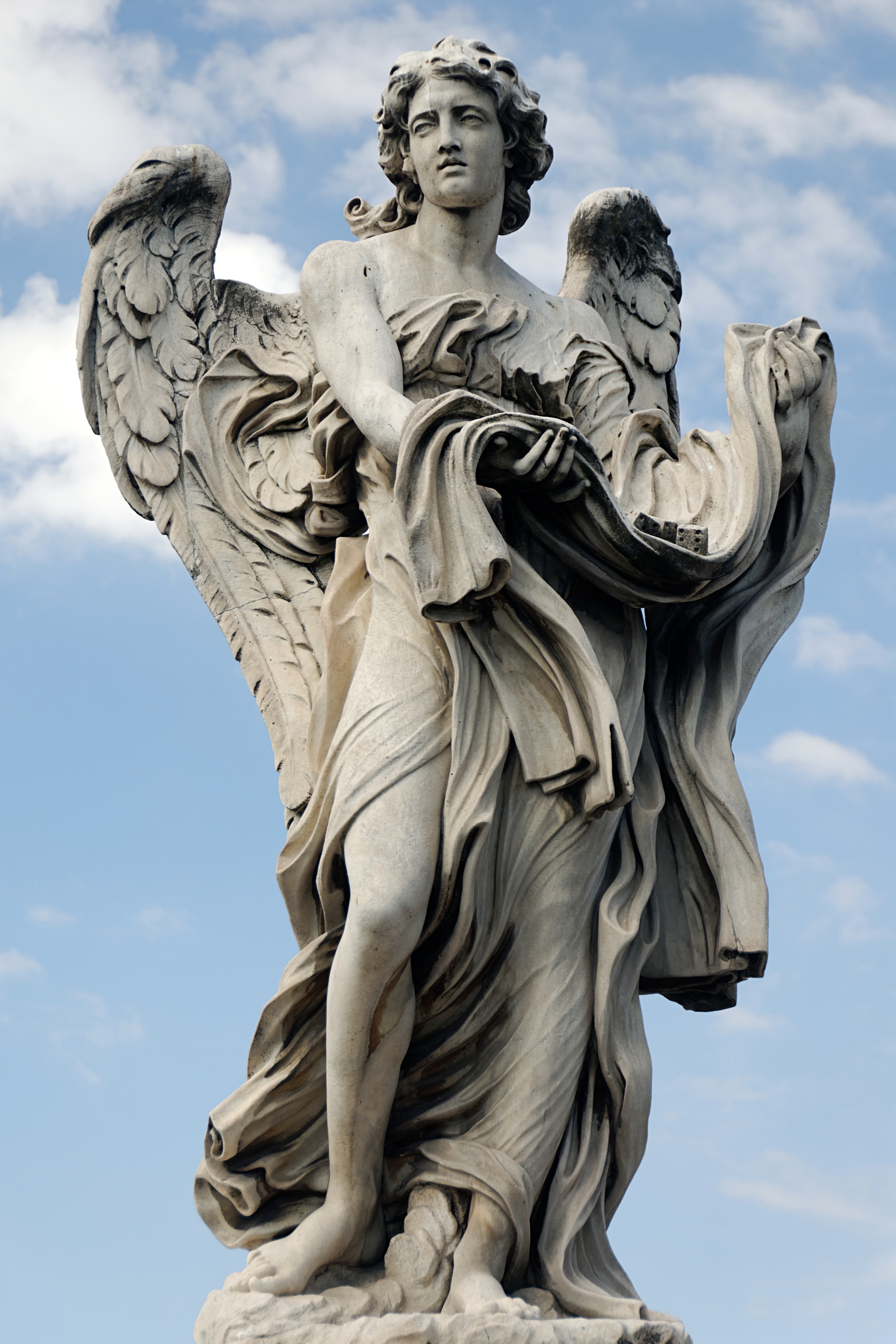 File:Angel Ponte Sant Angelo garment dice.jpg - Wikimedia Commons